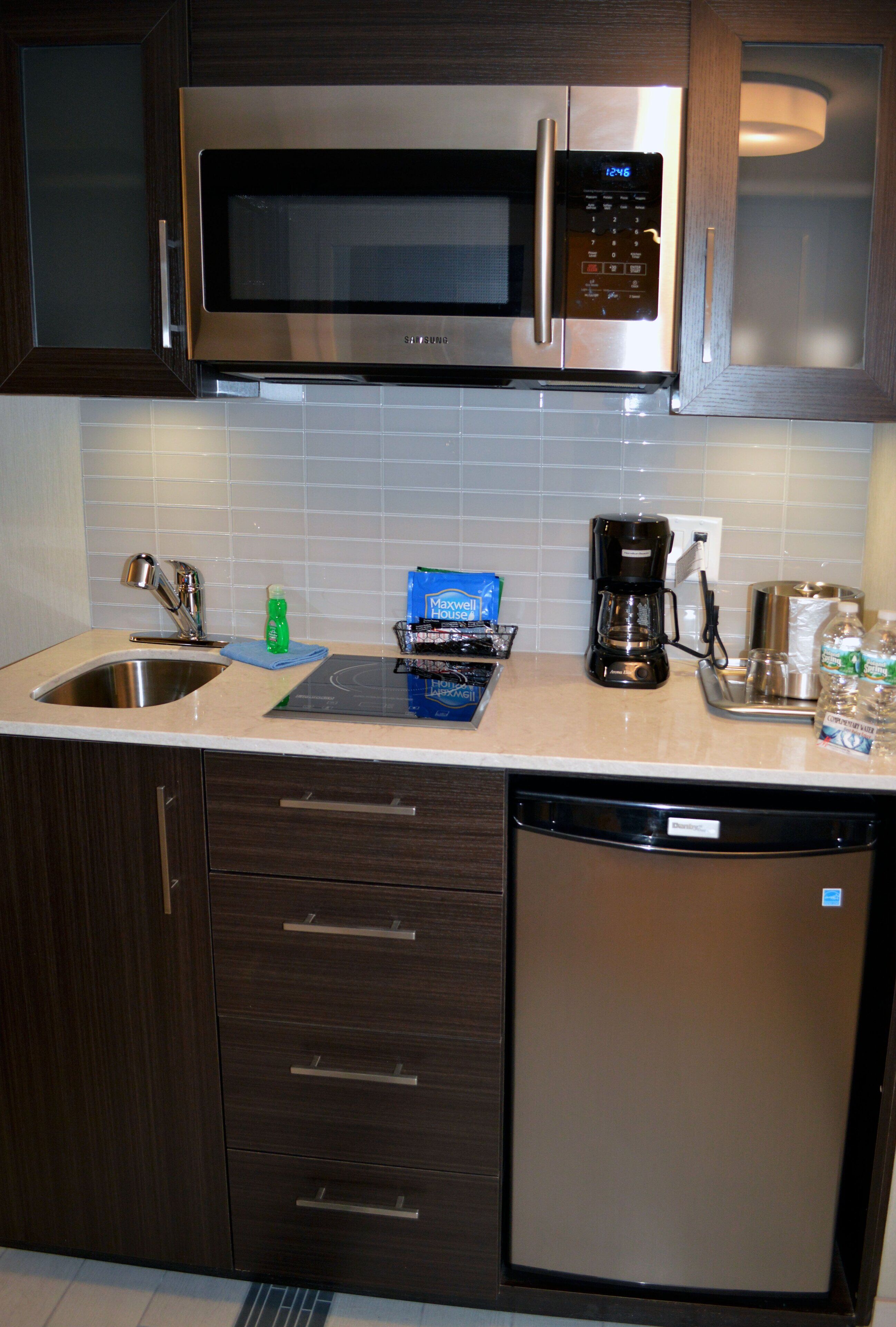 Suite, 1 Queen Bed, Kitchen