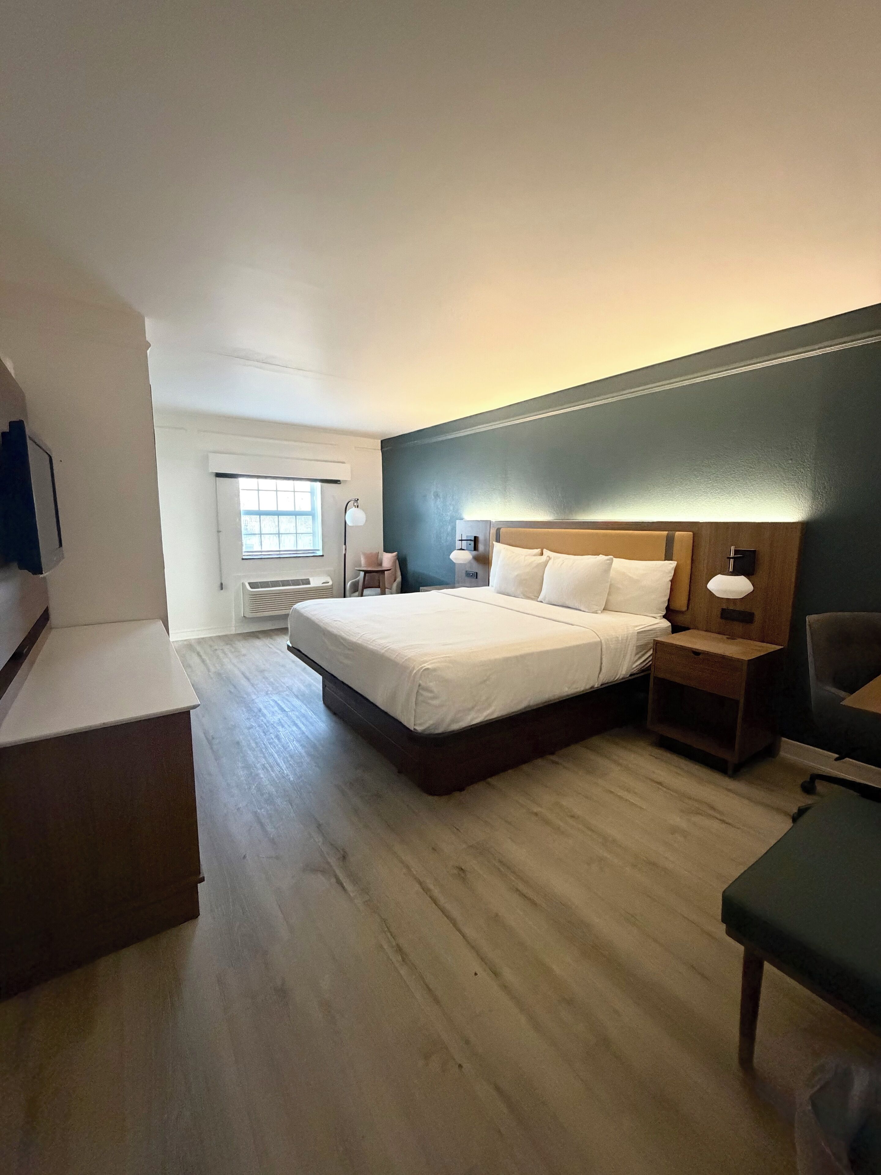 Room, 1 King Bed, Non Smoking (Modern)