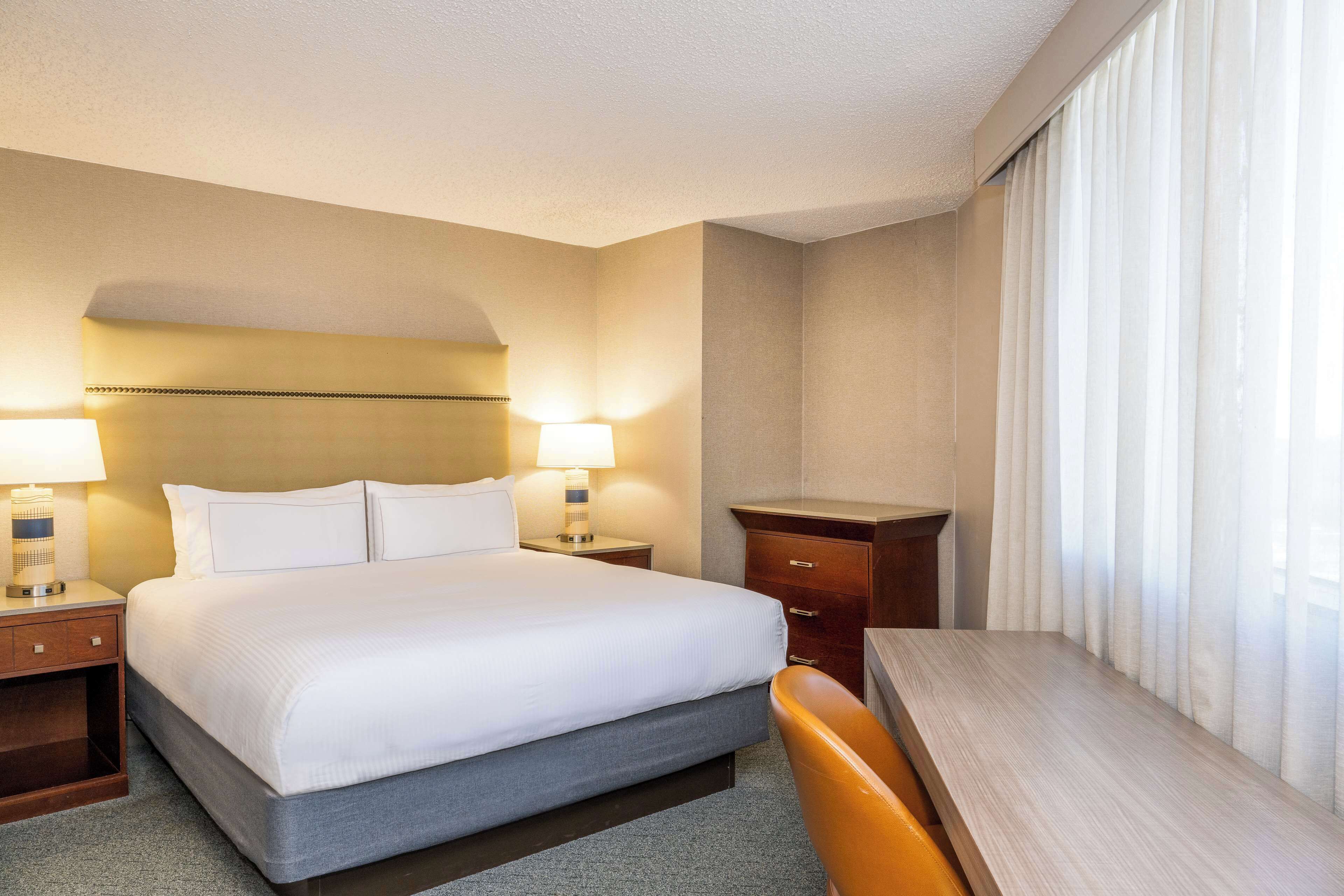 Room, 1 King Bed, Corner