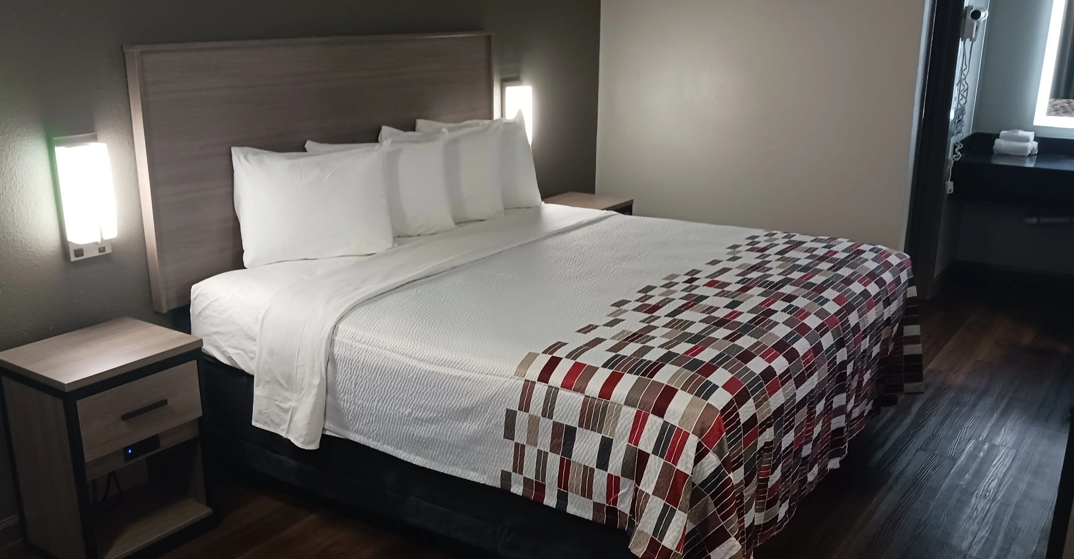 Standard Room, 1 King Bed, Non Smoking Standard Room, 1 King Bed, Non Smoking