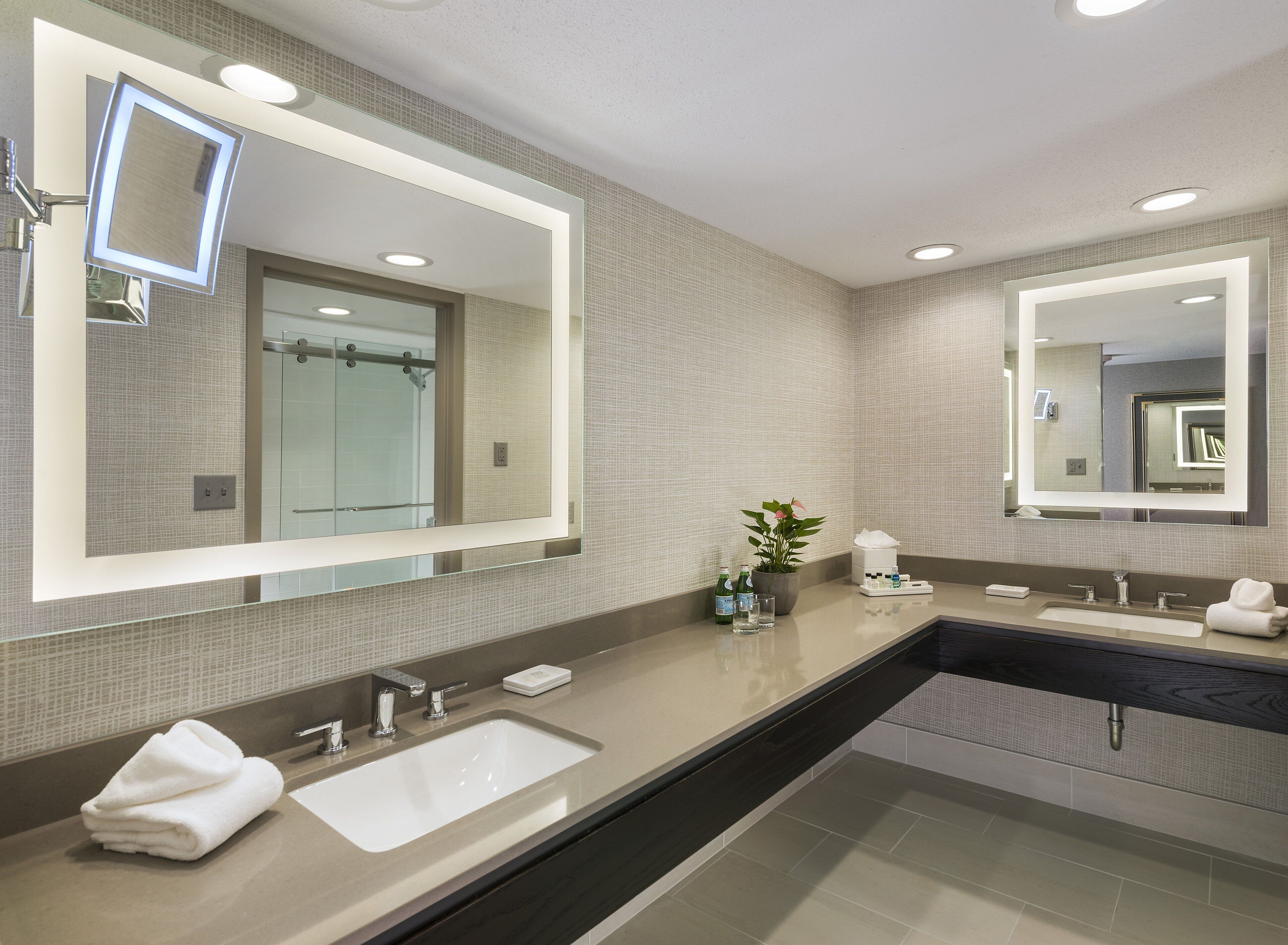 Standard Room, 2 Queen Beds, Accessible Bathtub (Mobility)