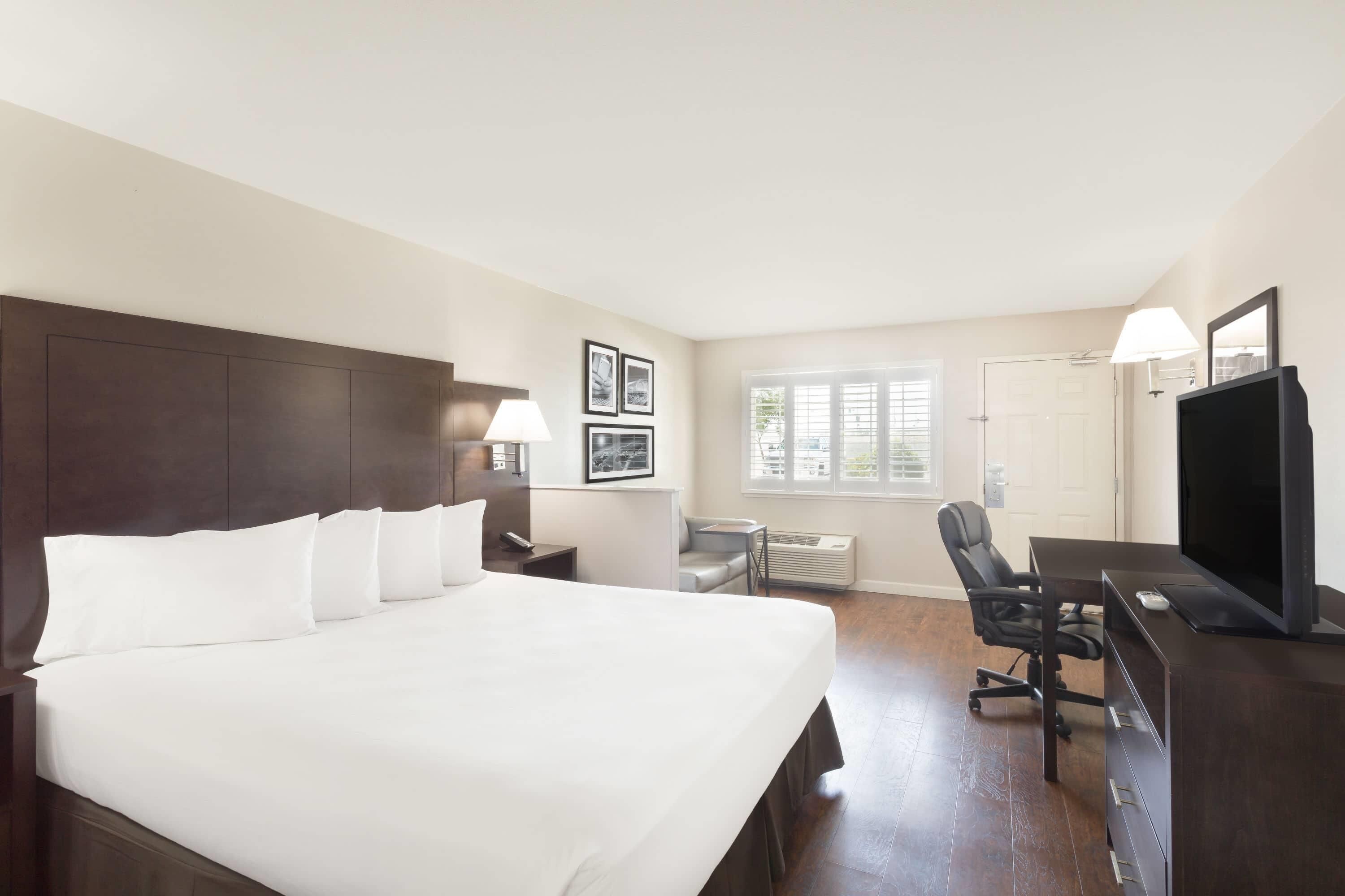 Room, 1 King Bed, Accessible, Non Smoking (Mobility/Hearing)