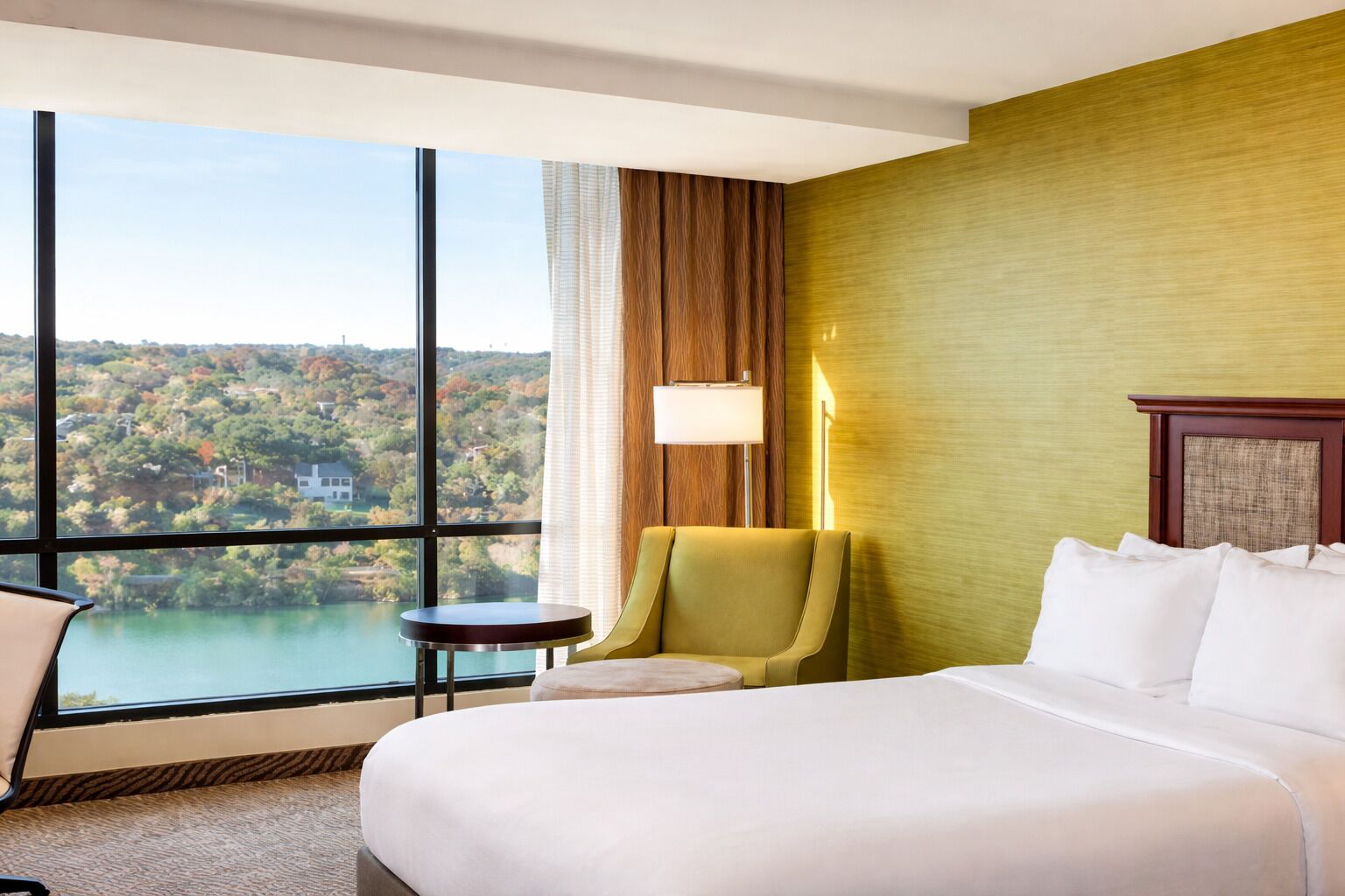 Standard Room, 1 King Bed, Lake View