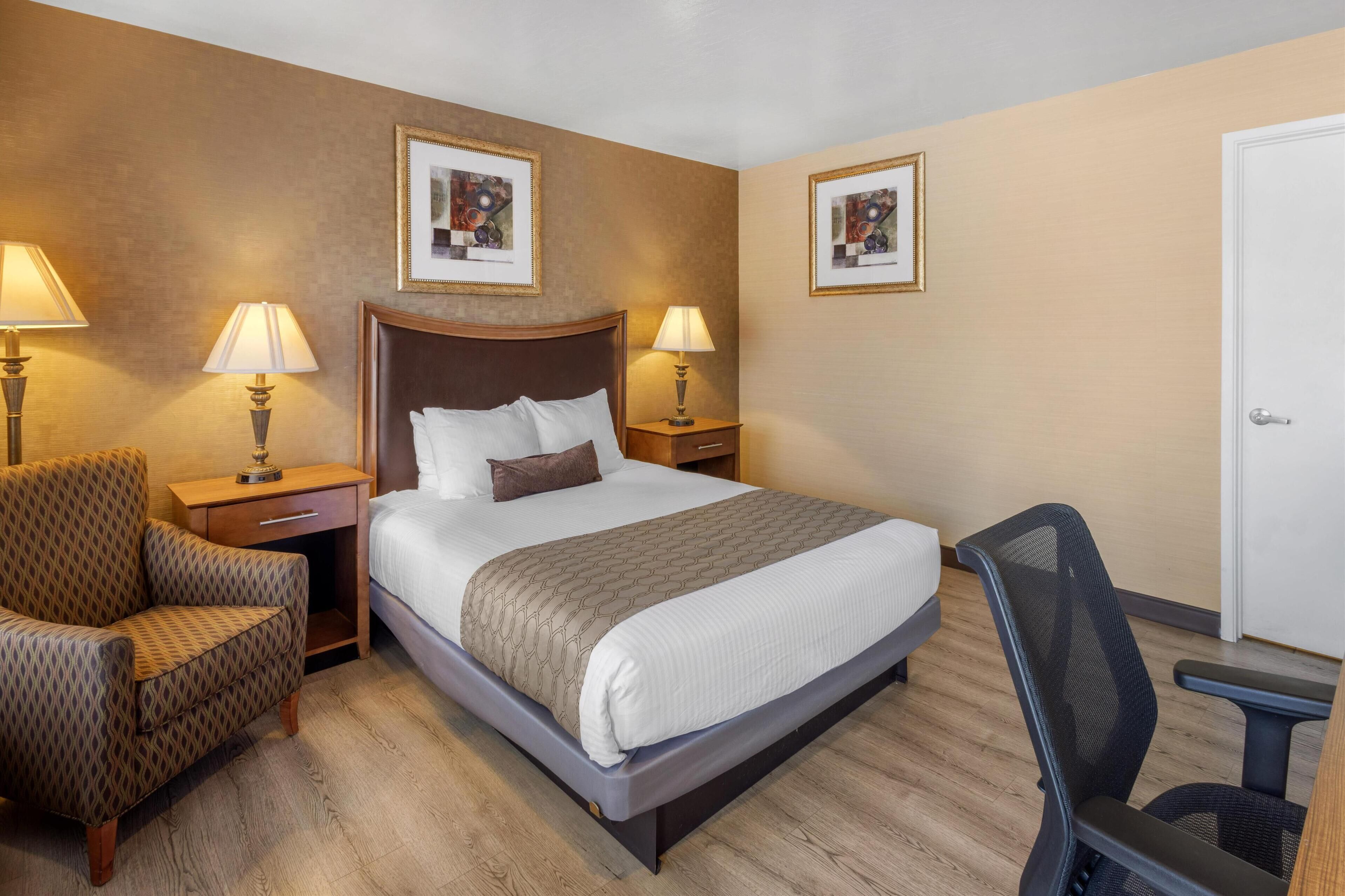 Standard Room, 1 Queen Bed, Accessible, Bathtub