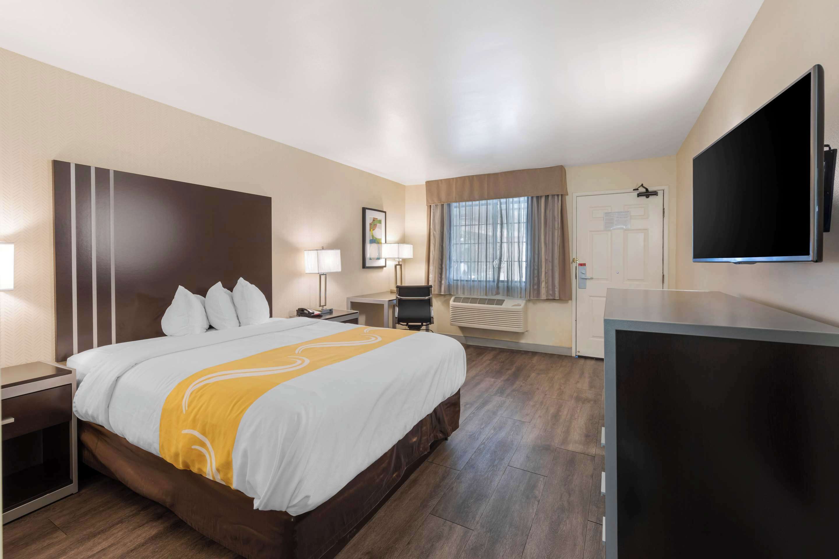 Standard Room, 1 King Bed, Accessible Roll-In Shower, Non Smoking