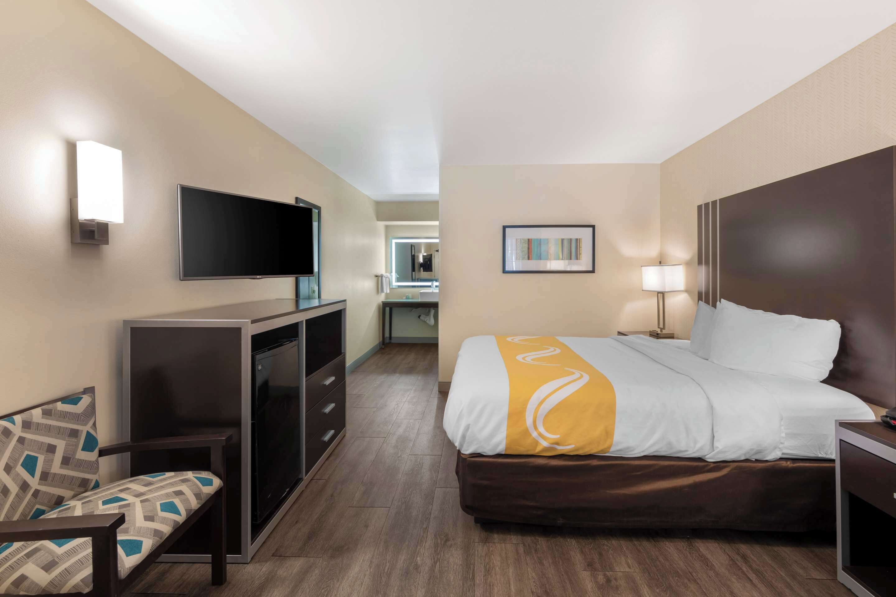 Standard Room, 1 Queen Bed, Accessible Tub, Non Smoking