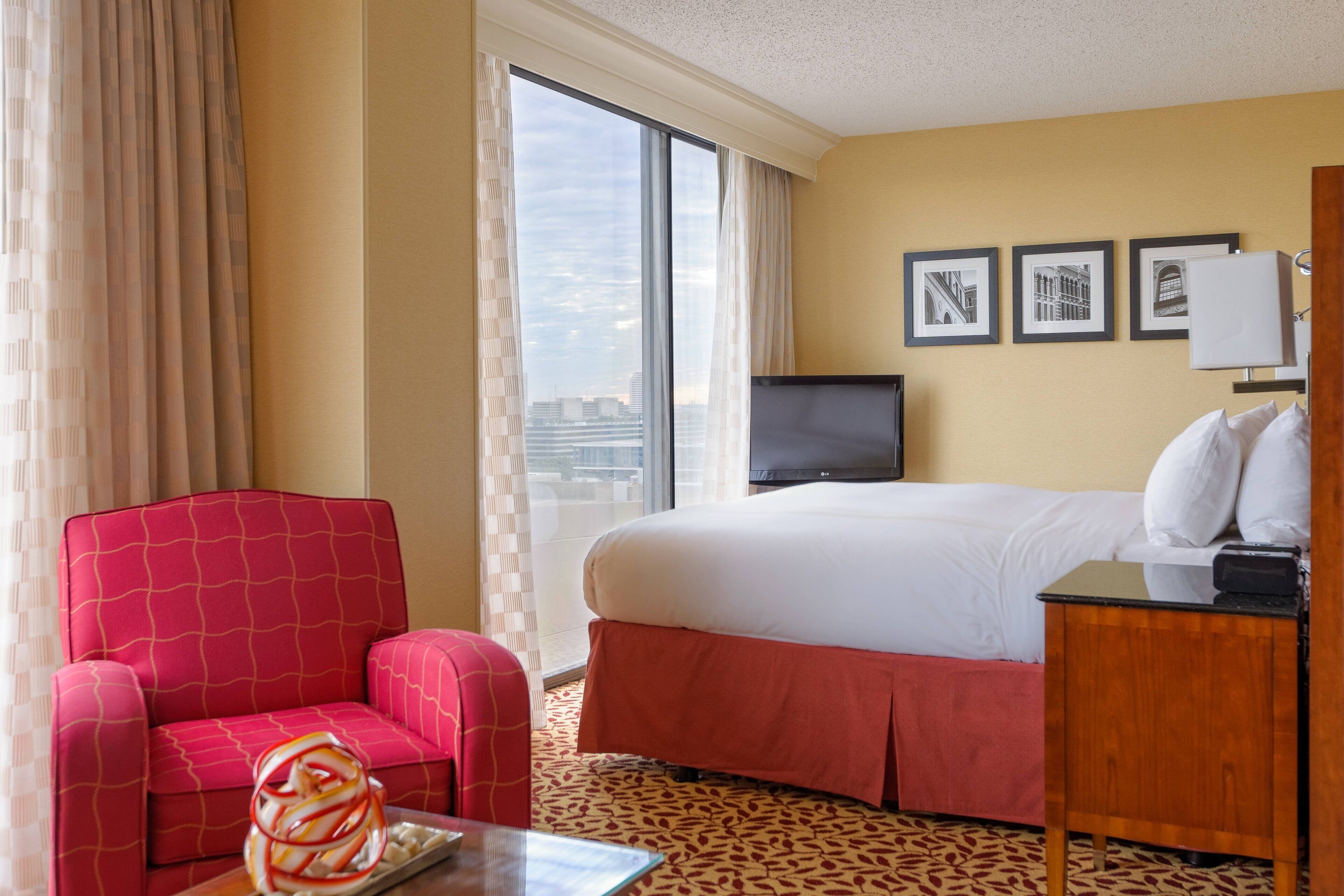 Room, 1 King Bed (Mobility/Hearing Accessible, Tub)