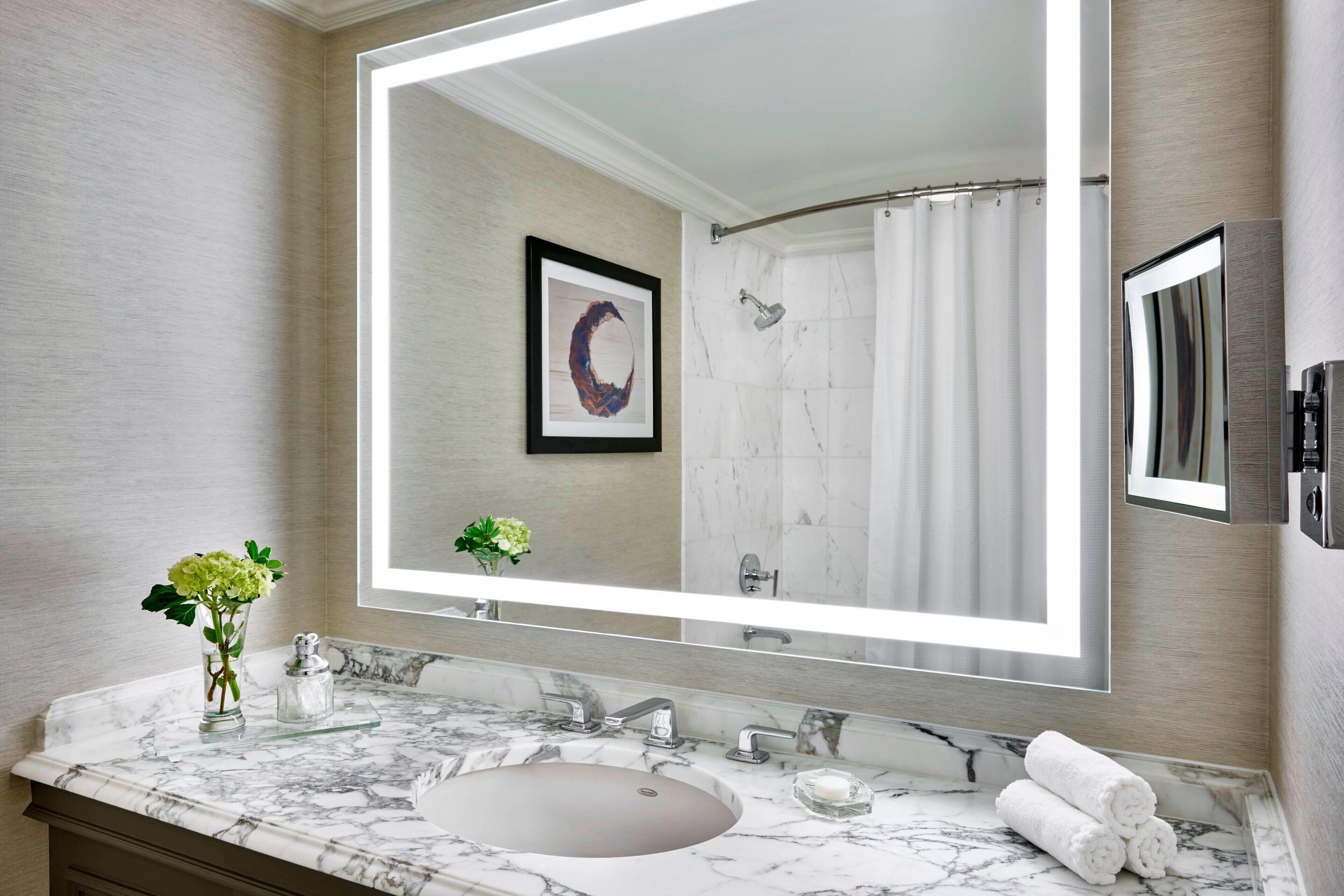 Deluxe Room, 1 King Bed (Mobility/Hearing Accessible, Tub)