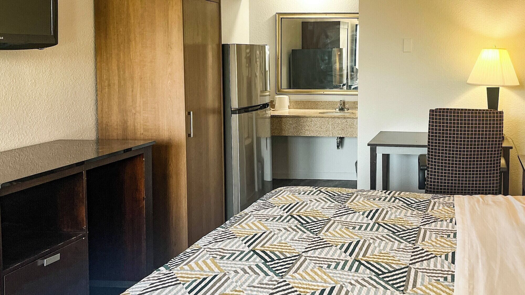 Deluxe Room, 1 King Bed, Mobility Accessible, Refrigerator & Microwave (Roll-in Shower)