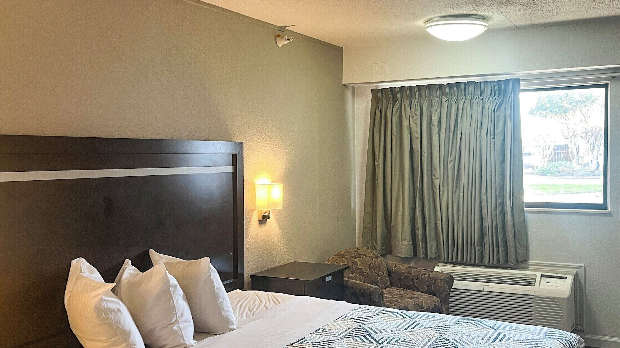 Deluxe Room, 1 King Bed, Accessible Bathtub, Smoking (Mobility, Mic/Fridge)