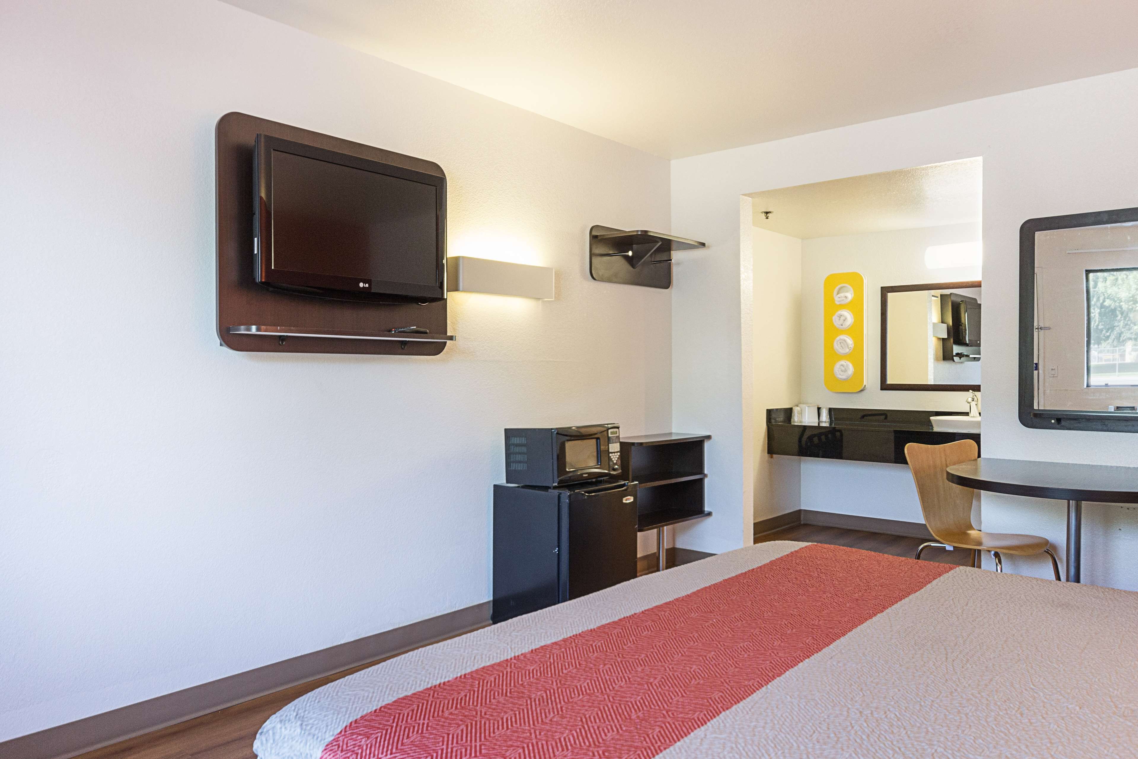 Deluxe Room, 1 King Bed, Accessible, Non Smoking
