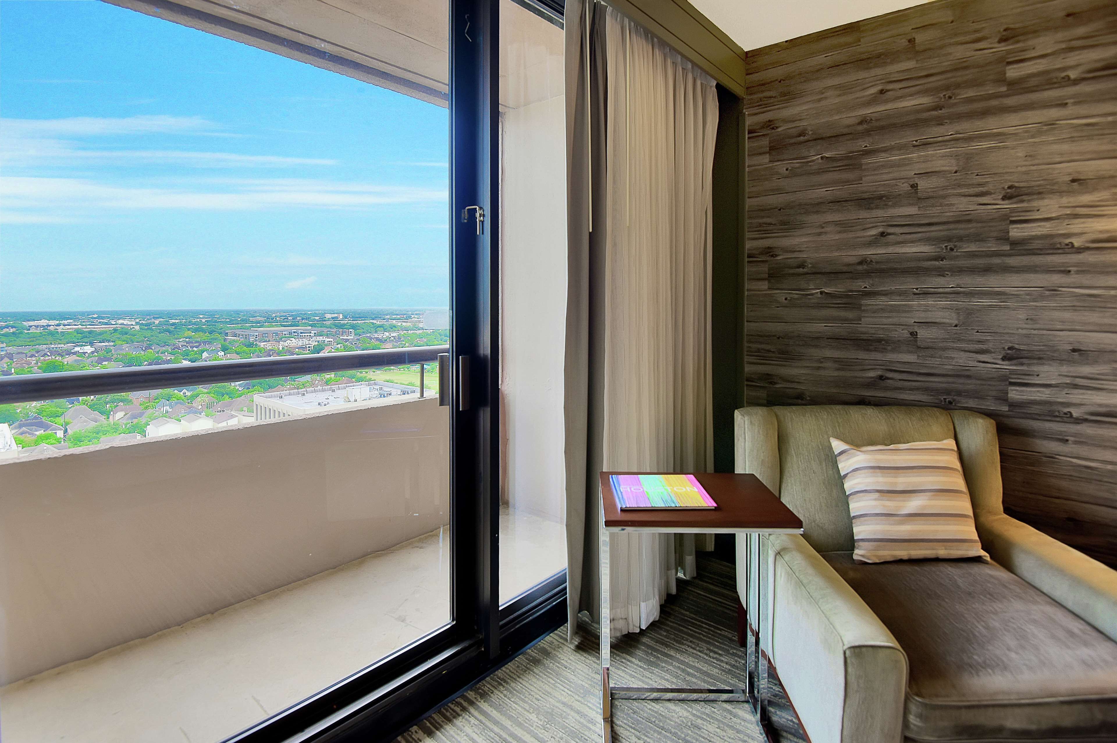 Suite, 1 King Bed, Mobility Accessible, Balcony