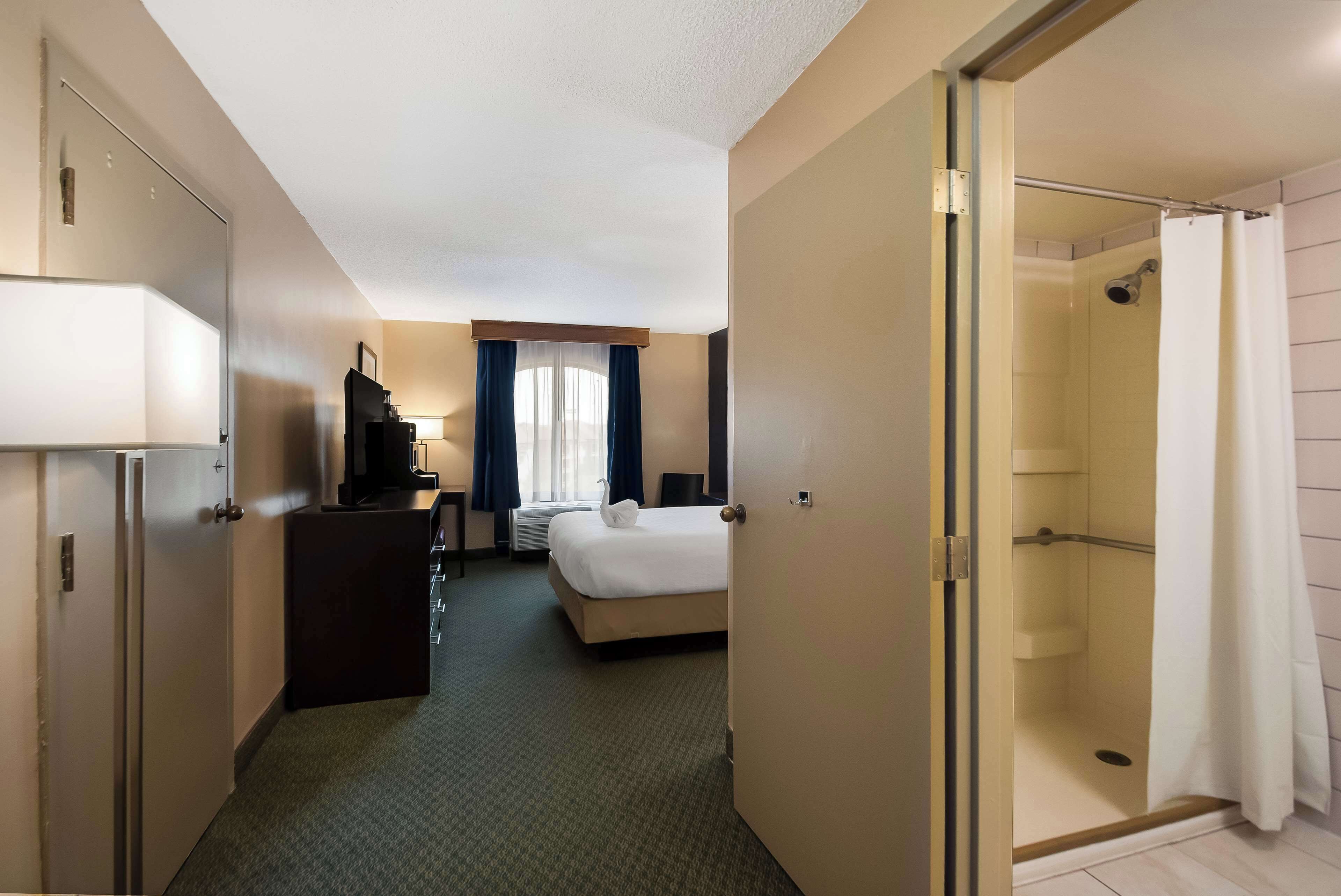 Standard Room, 1 Queen Bed, Accessible, Refrigerator