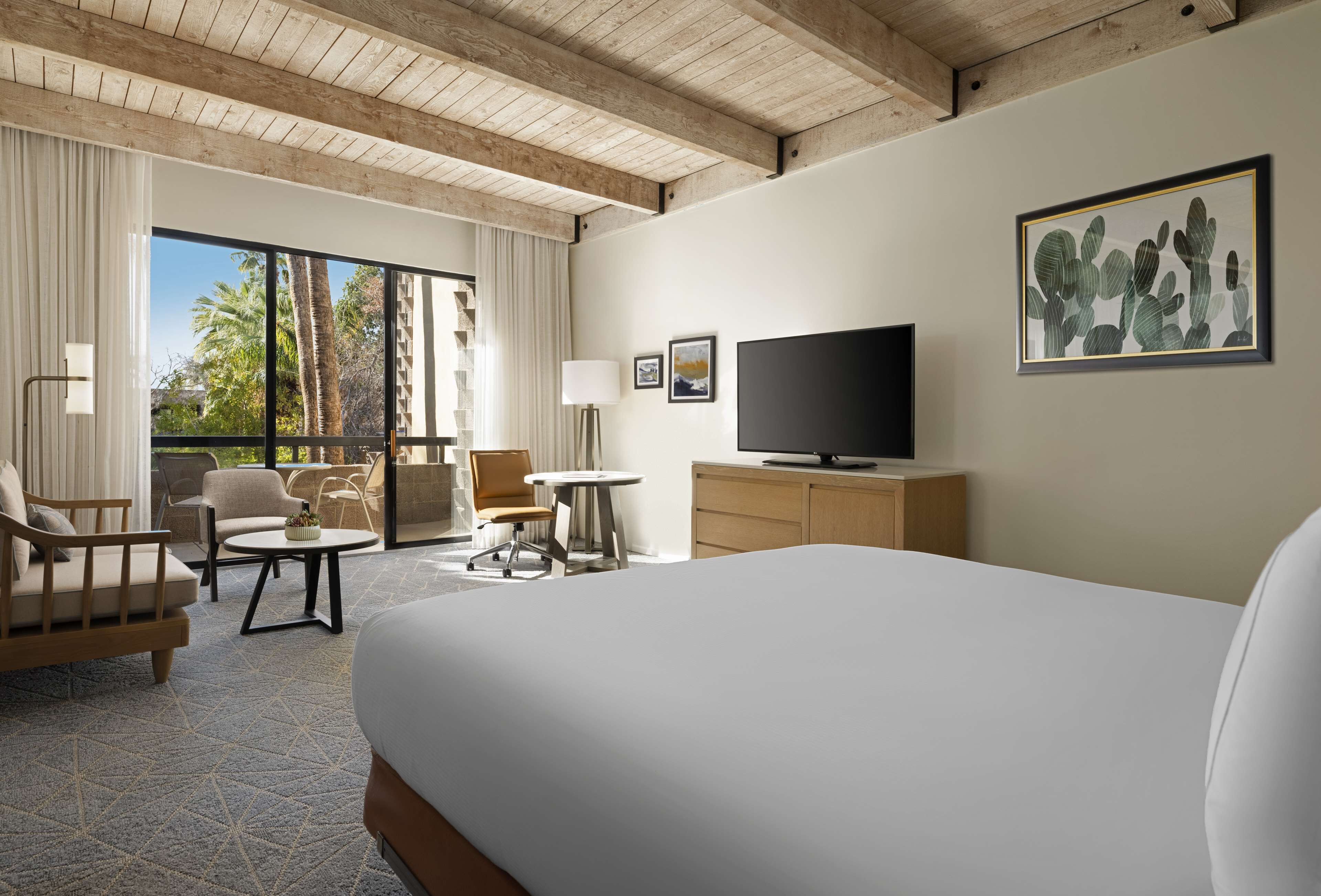 Room, 1 King Bed, Balcony, Courtyard View