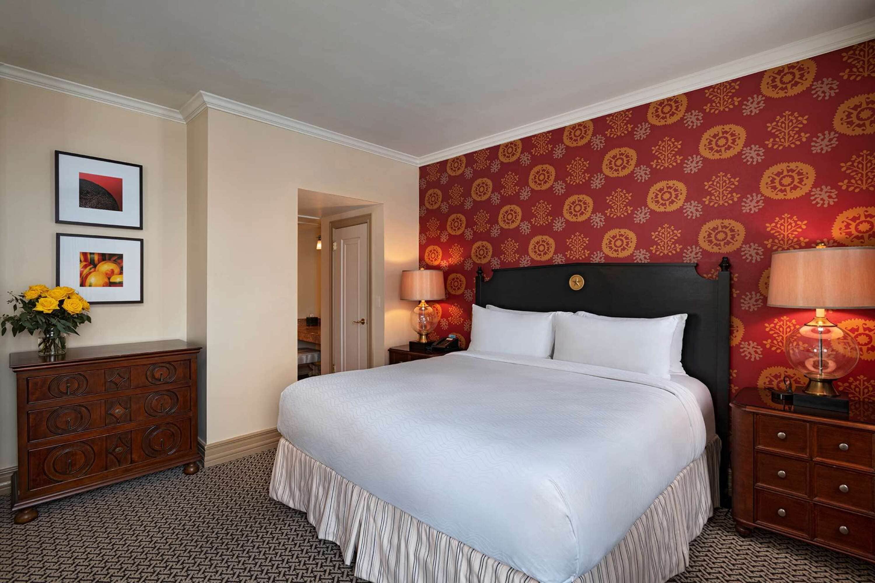 Deluxe Room, 1 Queen Bed, Accessible (Mobility Rollin Shower)