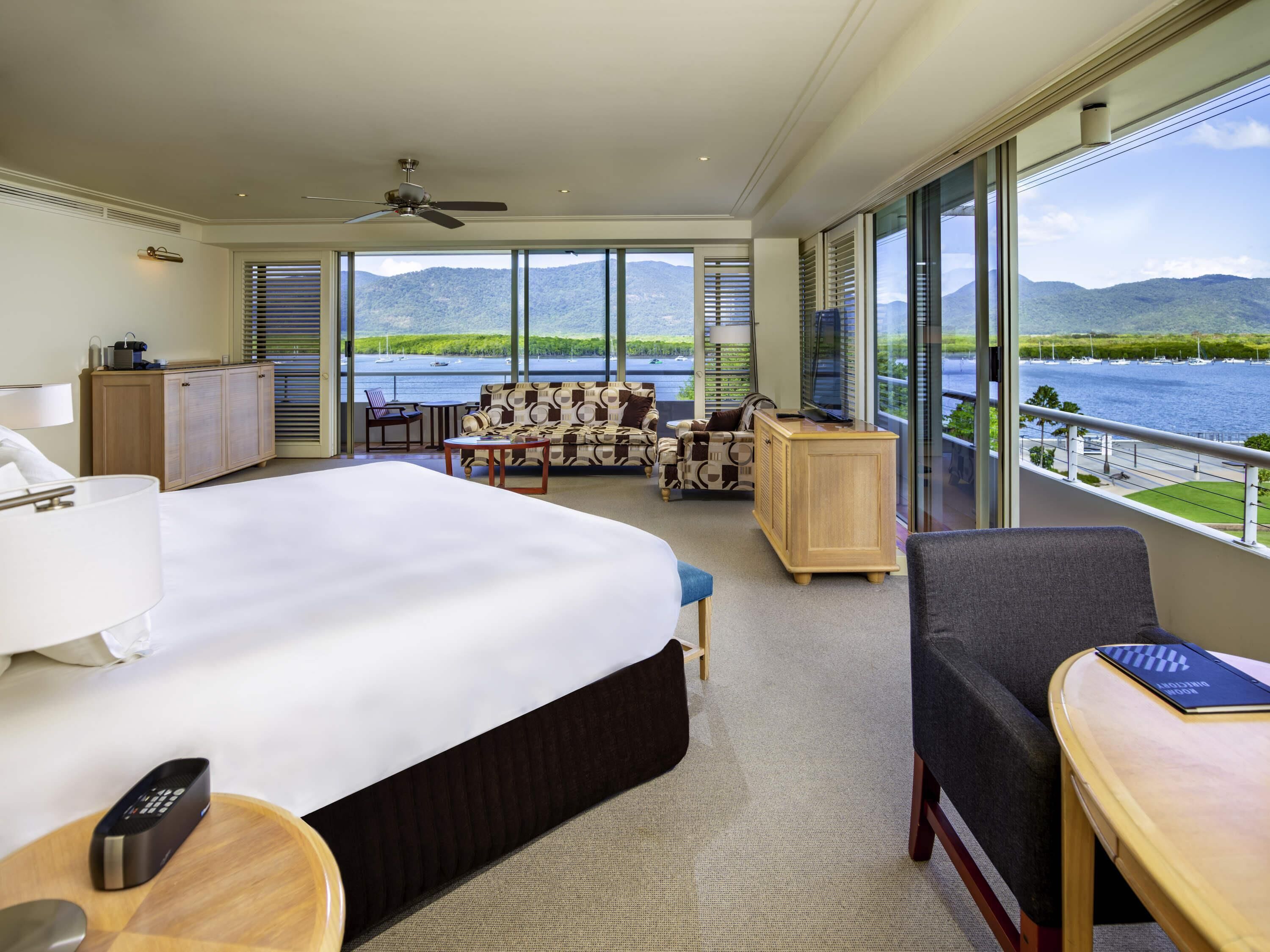 Premium Junior King Suite, Water Views, 1 King Bed with Double Spa