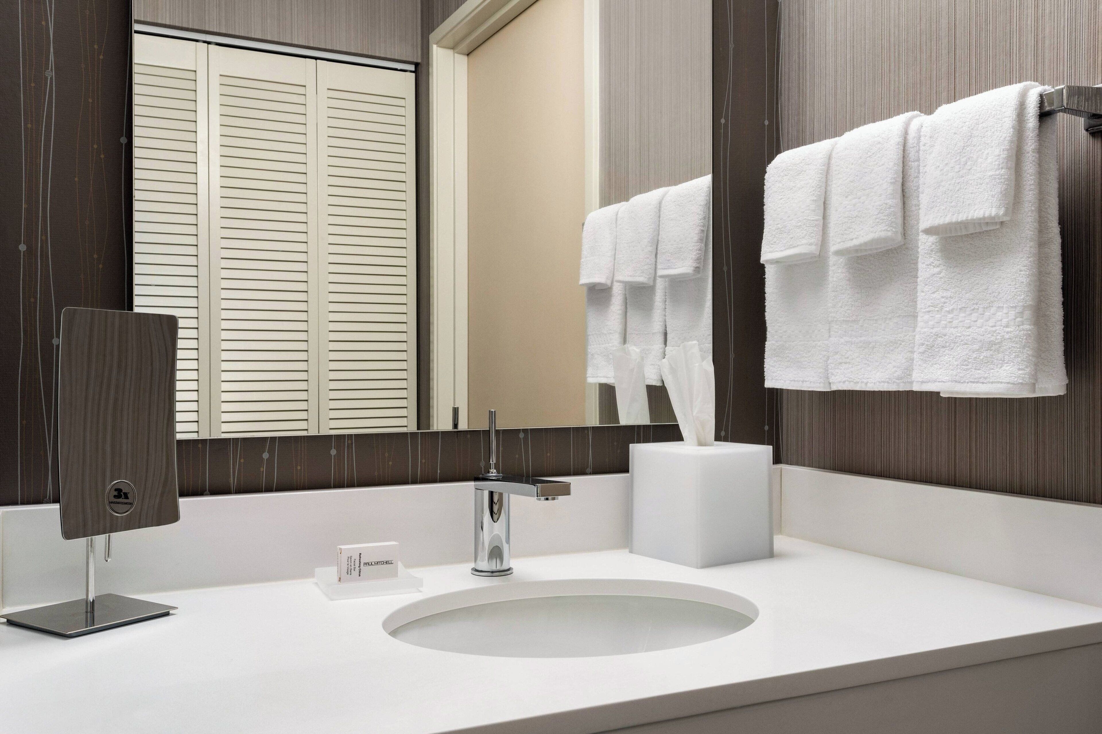 Room, 2 Queen Beds, Accessible Bathtub