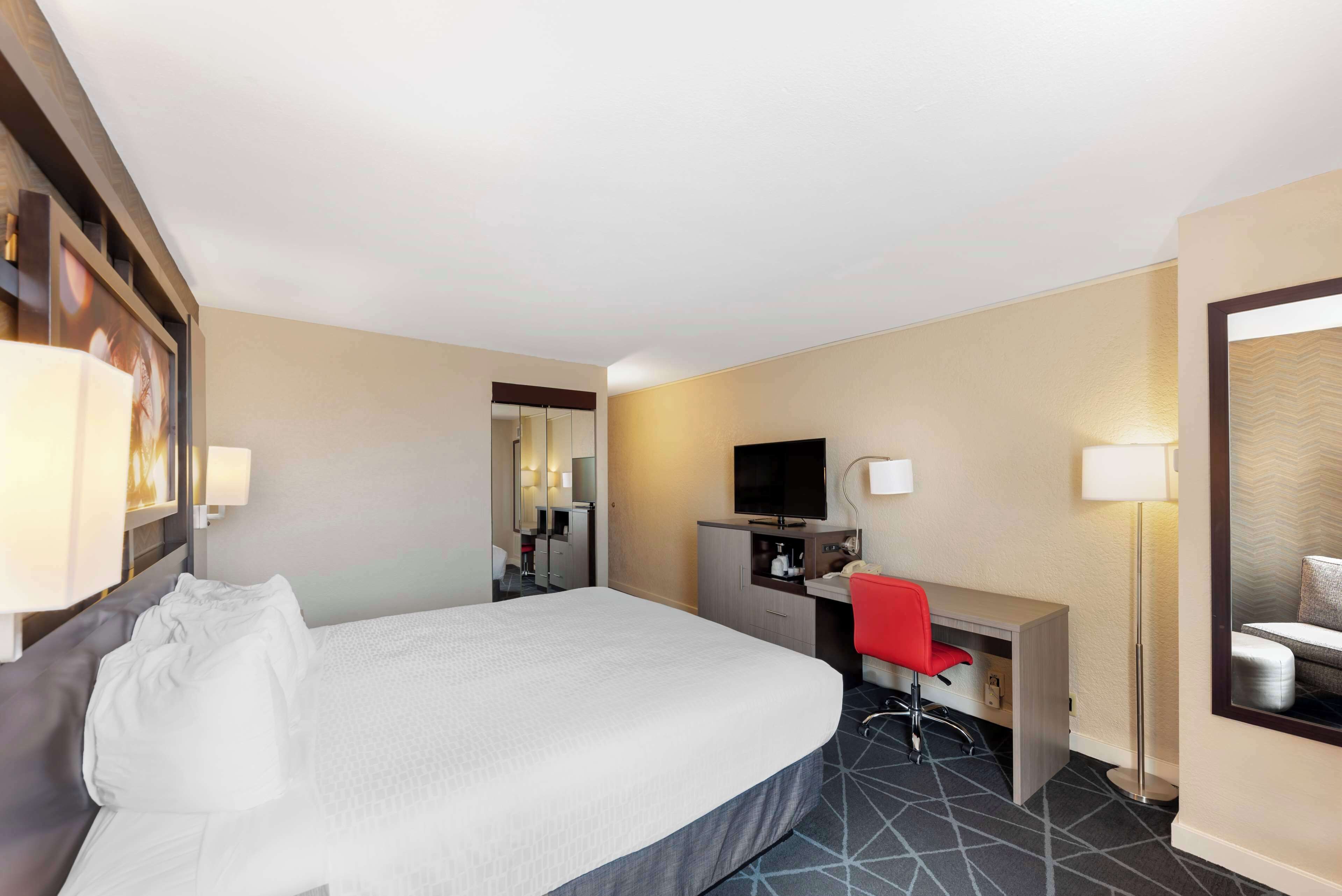 Standard Room, 1 Queen Bed, Non Smoking, Refrigerator & Microwave