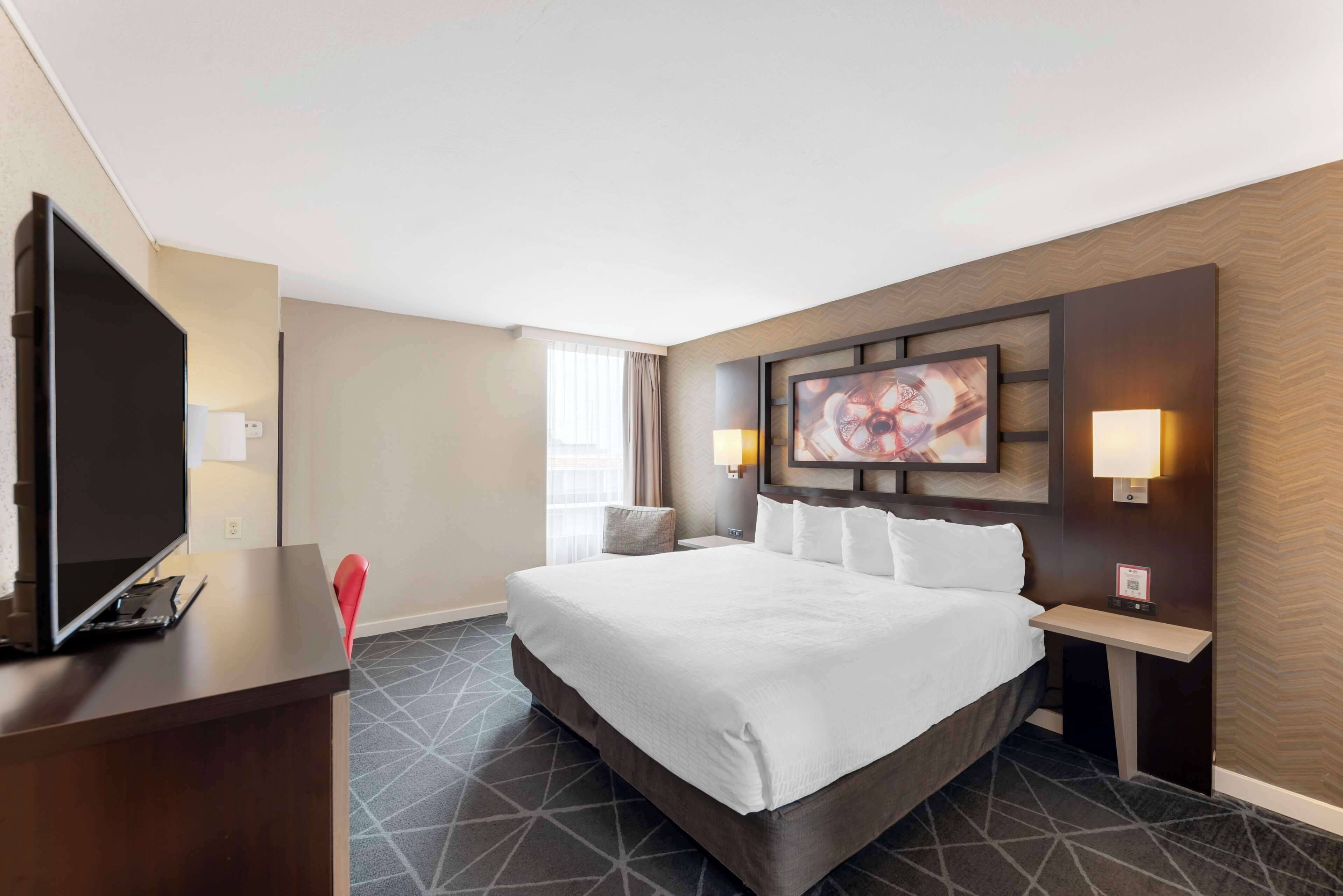 Business Room, 1 King Bed, Non Smoking, Microwave