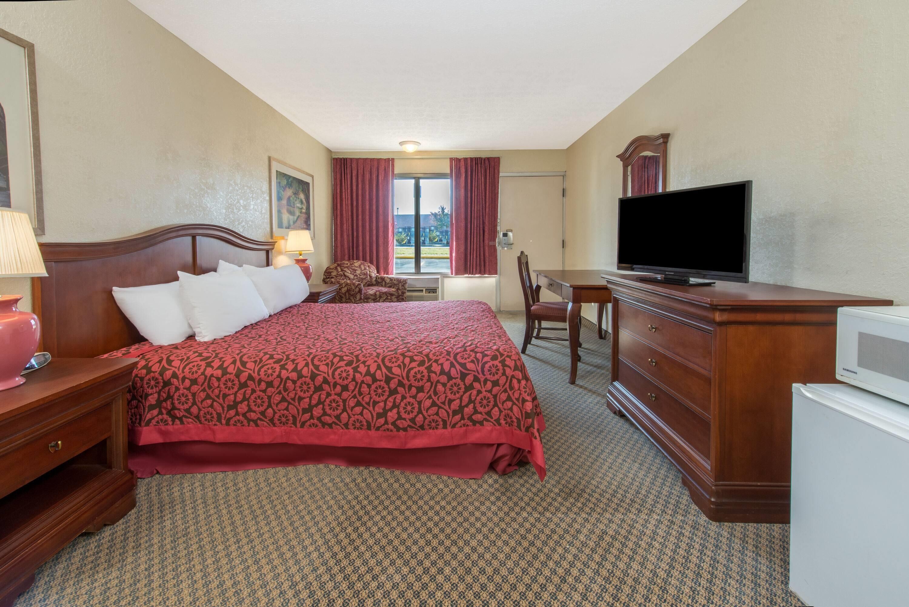 Standard Room, 1 King Bed, Smoking