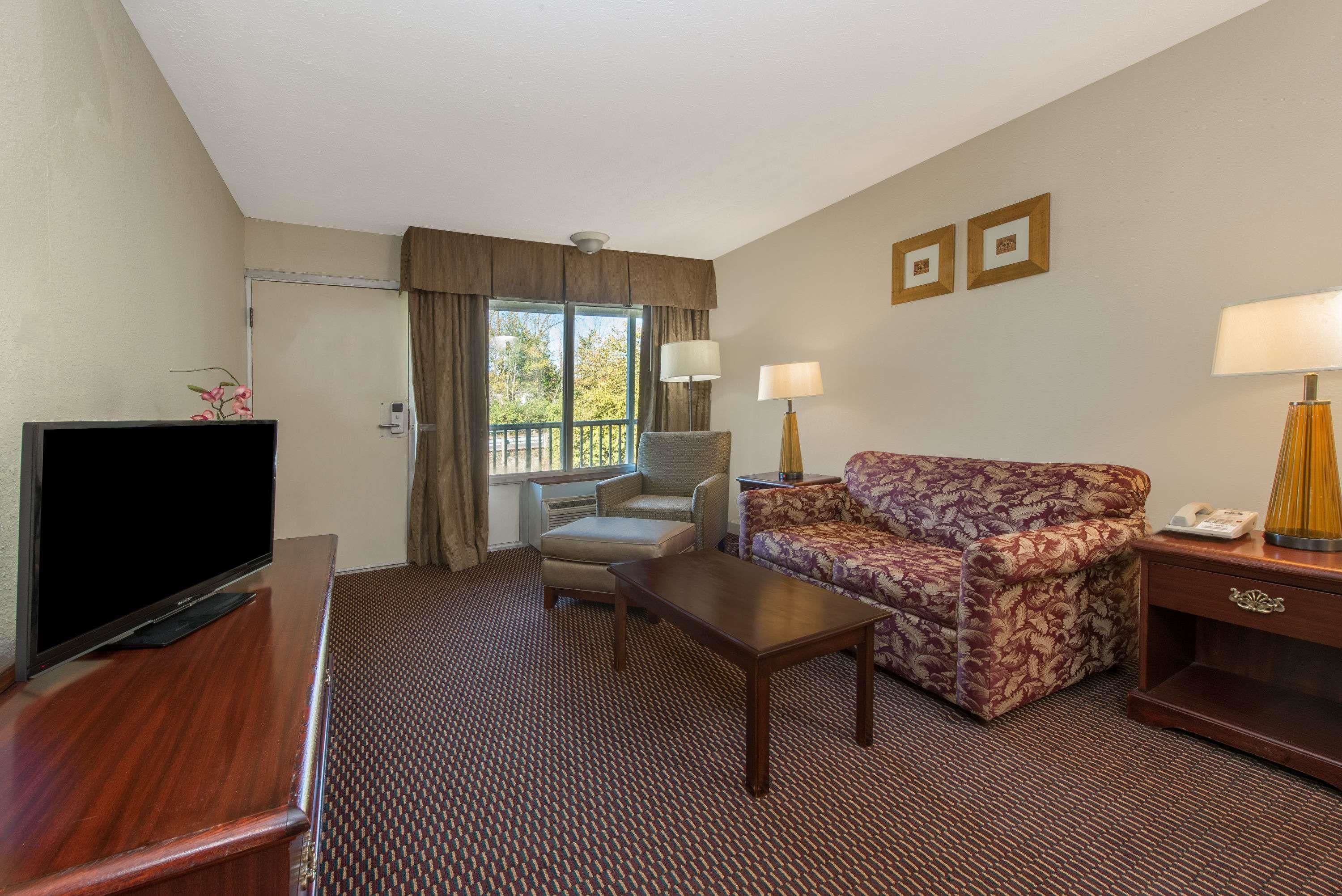 Deluxe Room, 1 King Bed, Smoking