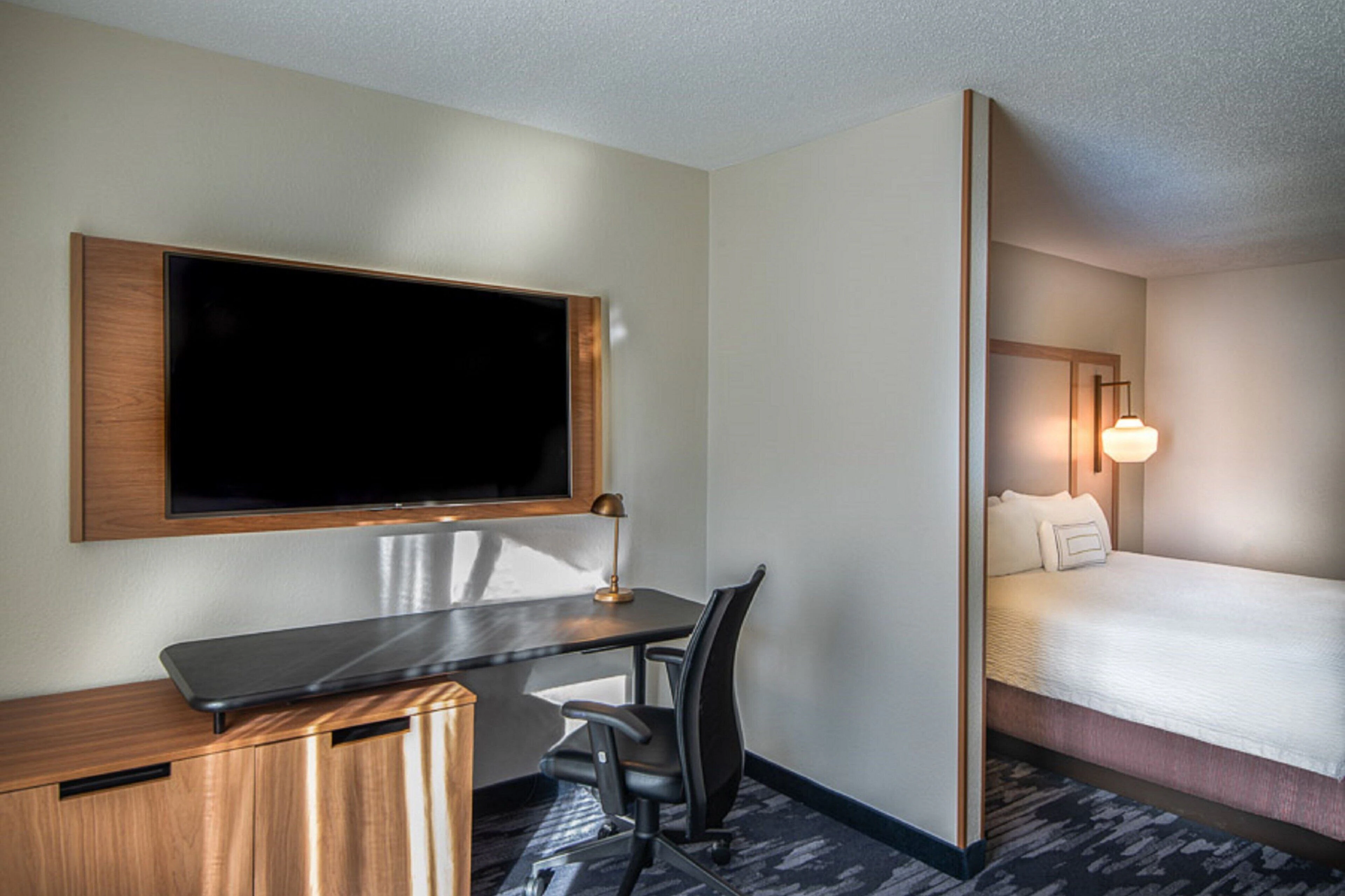 Suite, 1 King Bed with Sofa bed, Hearing Accessible (Accessible Bathtub)