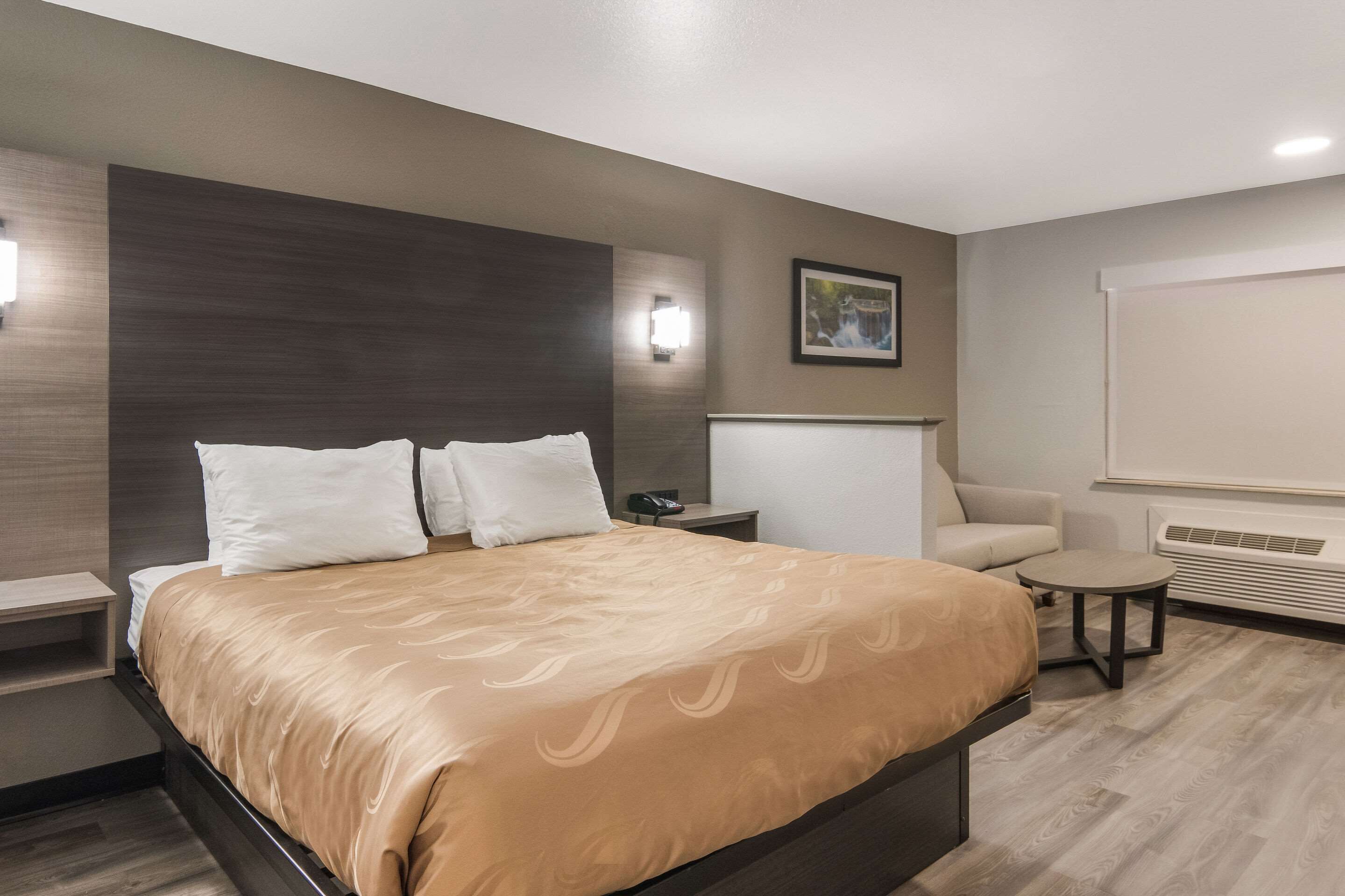 Suite, 1 King Bed with Sofa bed, Non Smoking