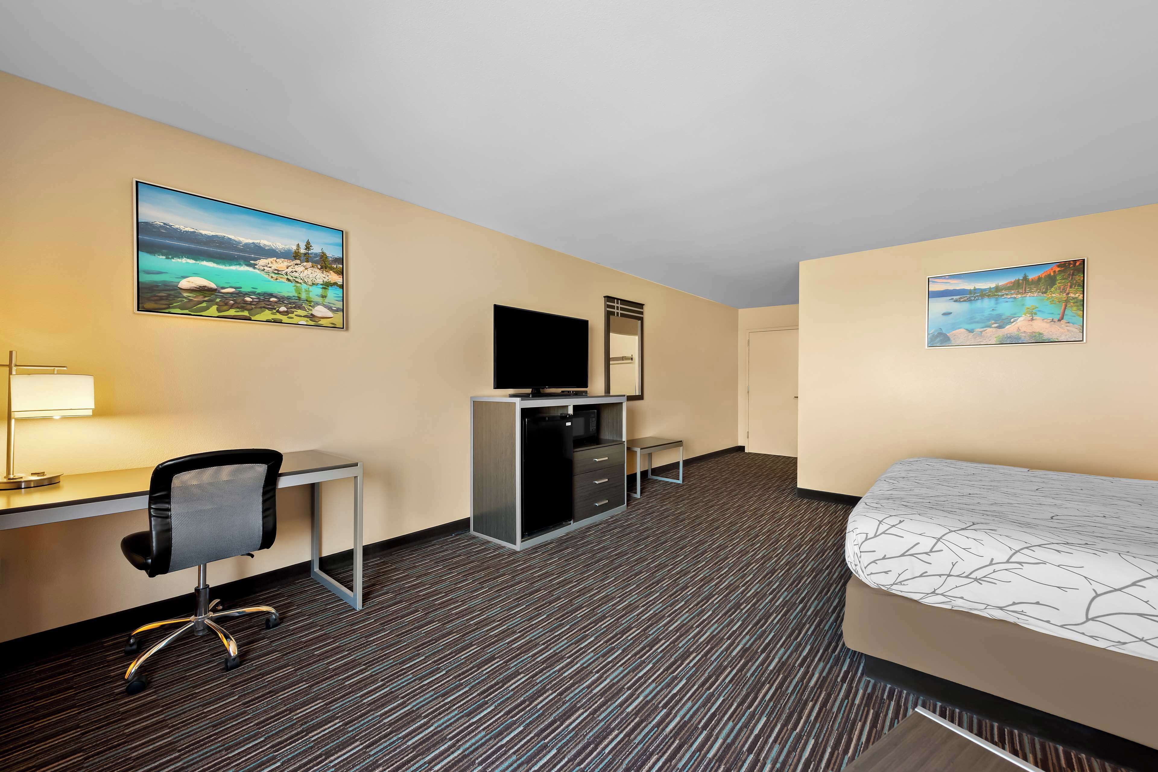 Standard Room, 1 King Bed, Refrigerator & Microwave, Lake View