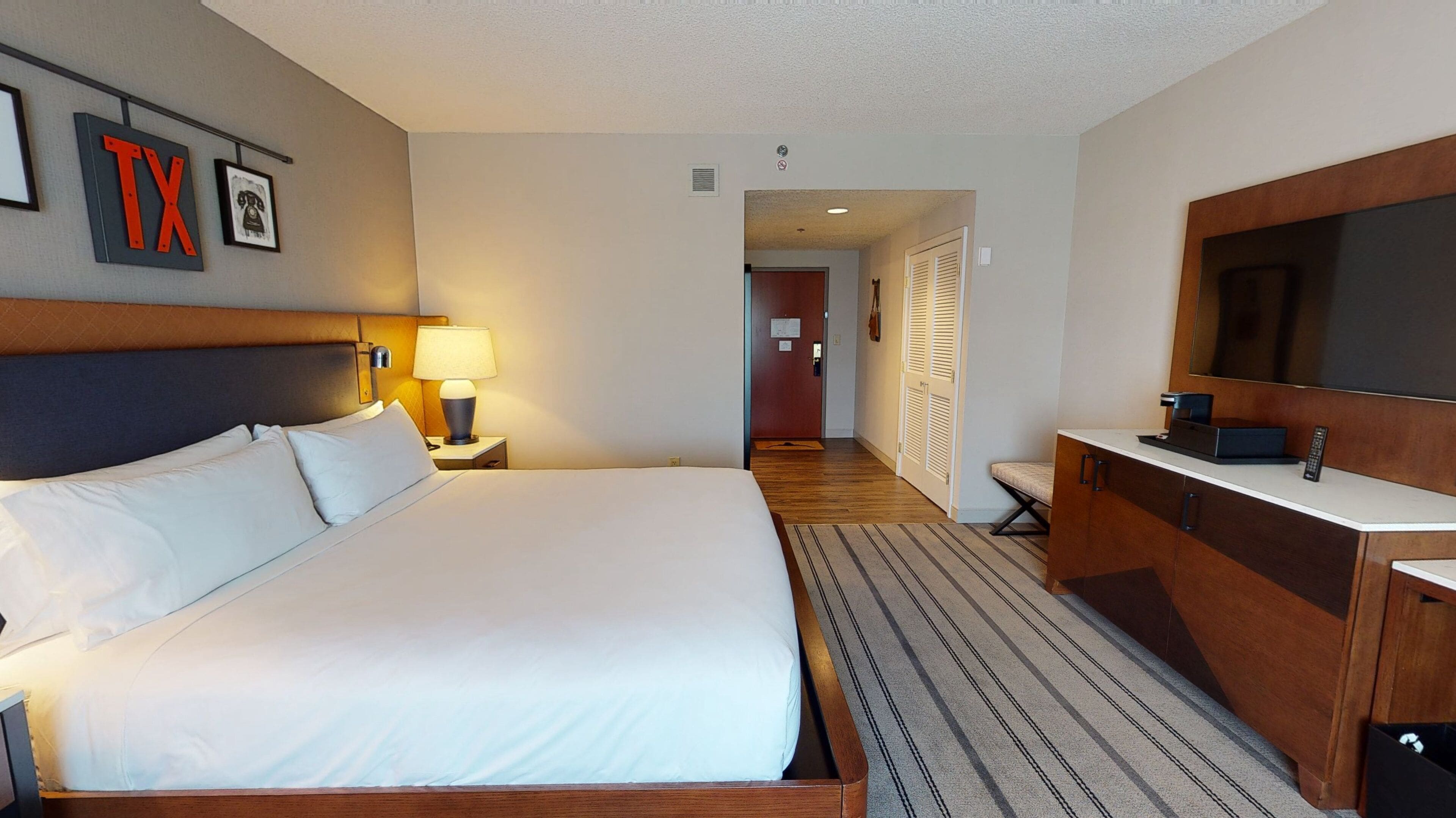 Room, 1 King Bed (Mobility/Hearing Accessible, Tub)
