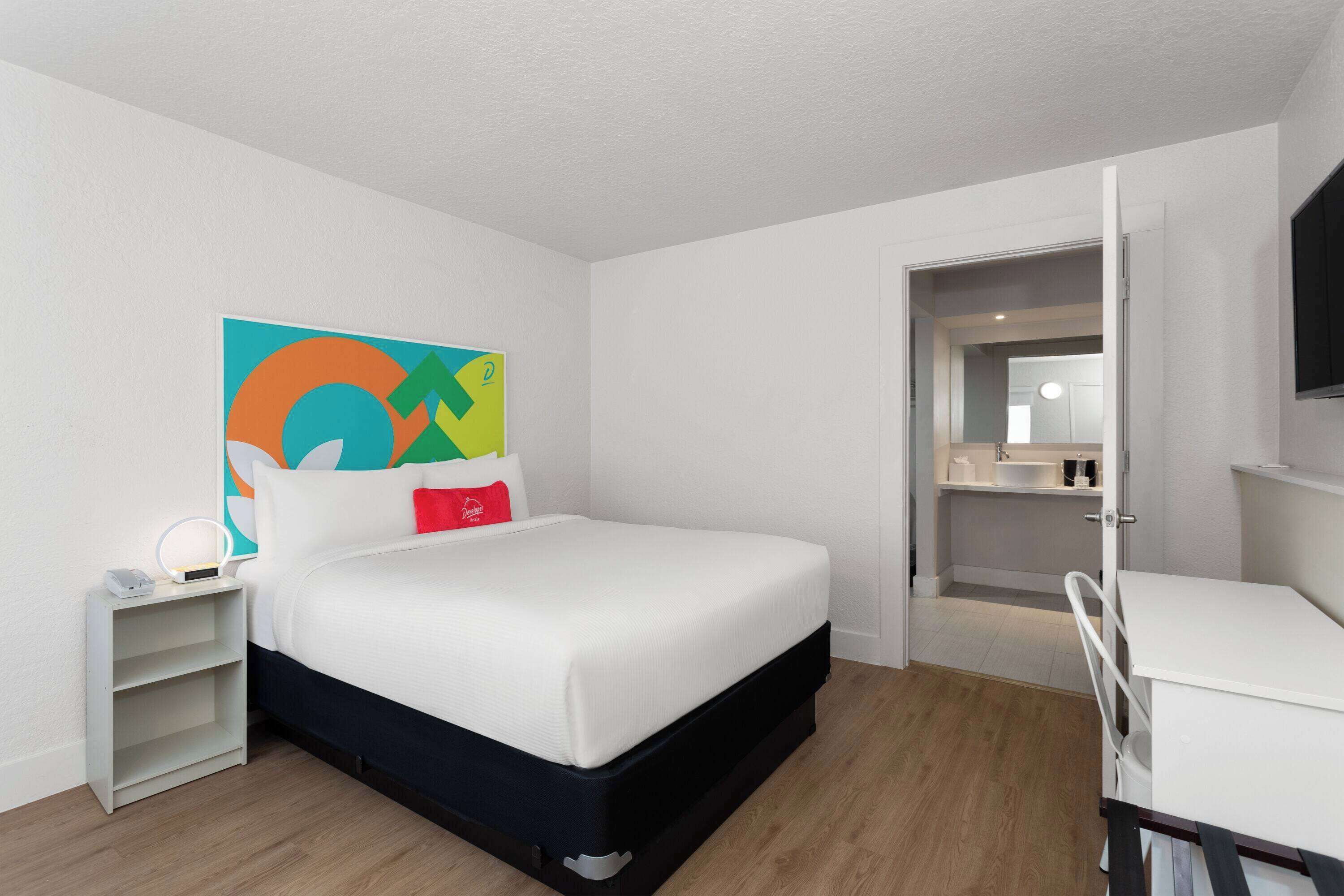 Room, 1 Queen Bed, Accessible, Non Smoking (Mobility/Hearing, Roll-In Shower)
