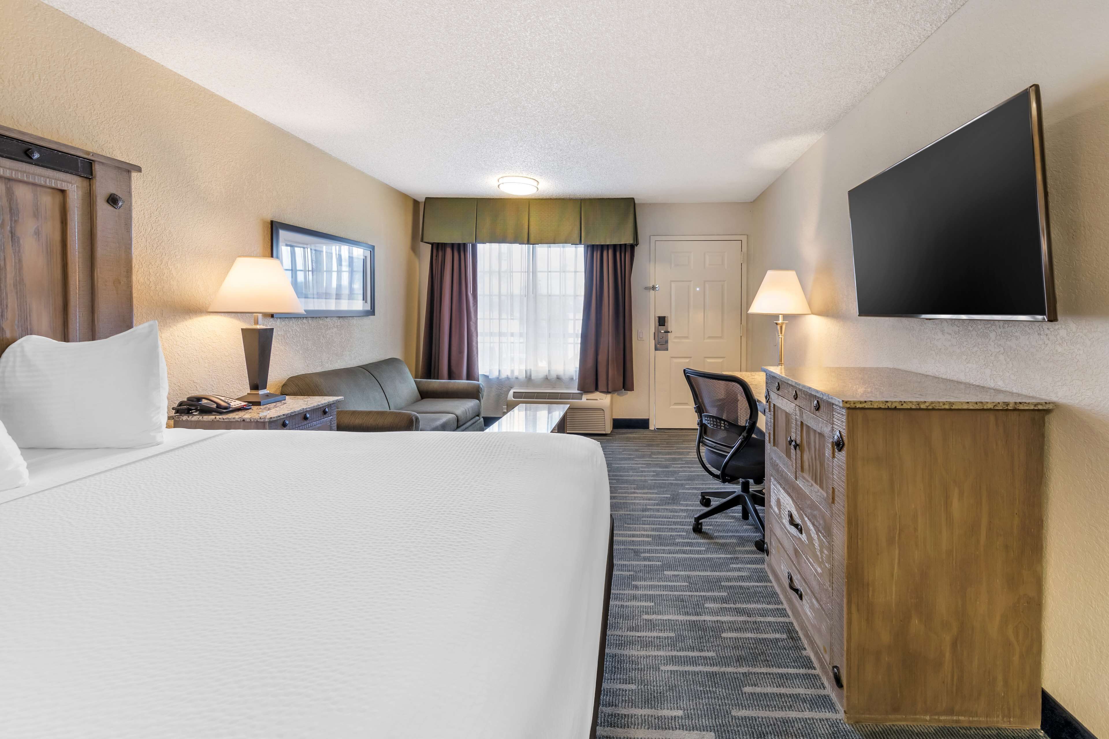 Standard Room, 1 King Bed, Accessible, Non Smoking