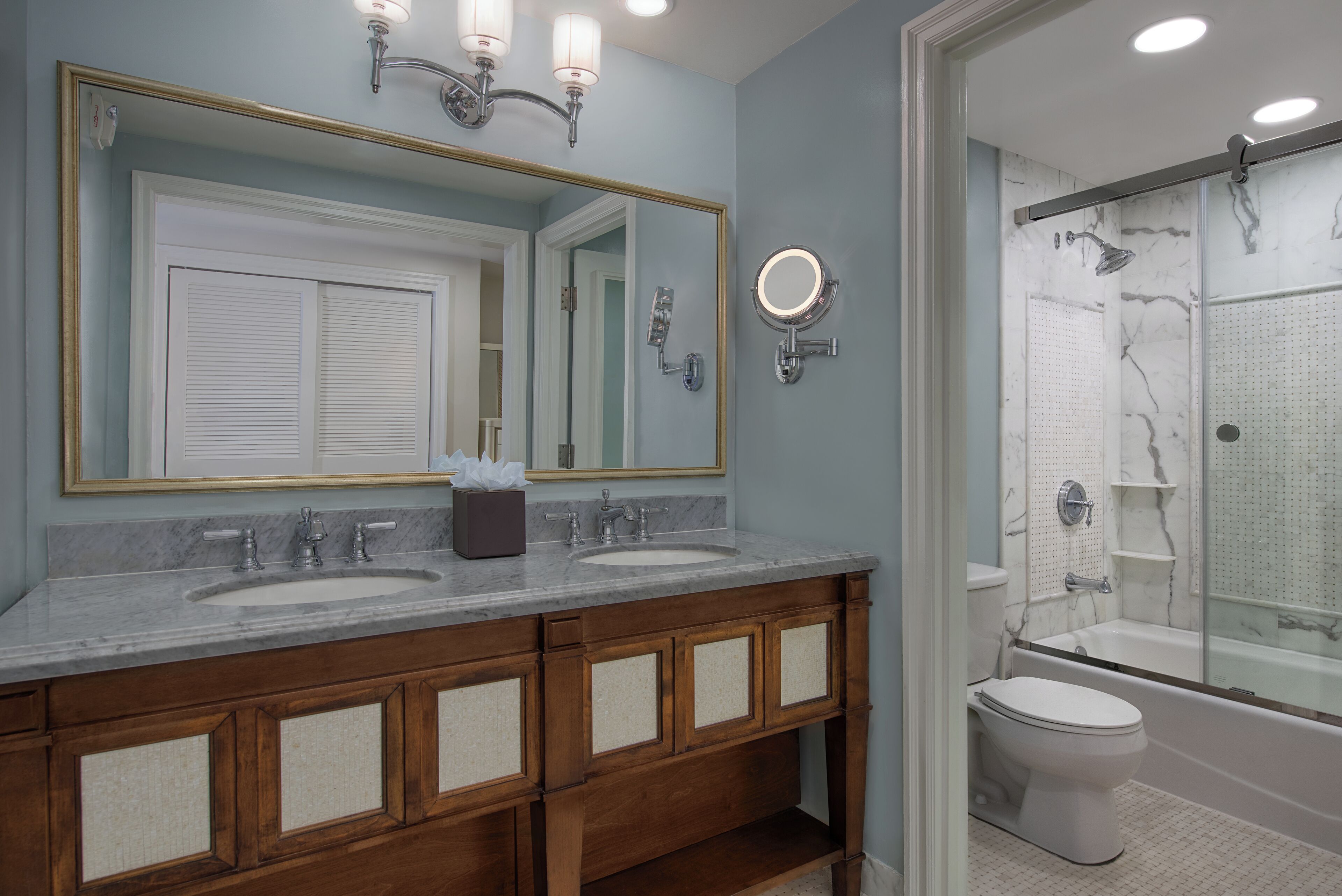 2 Bedroom Suite. Hearing accessible - visual alarms and notifications. 1 king bed, 2 queen beds, 1 d