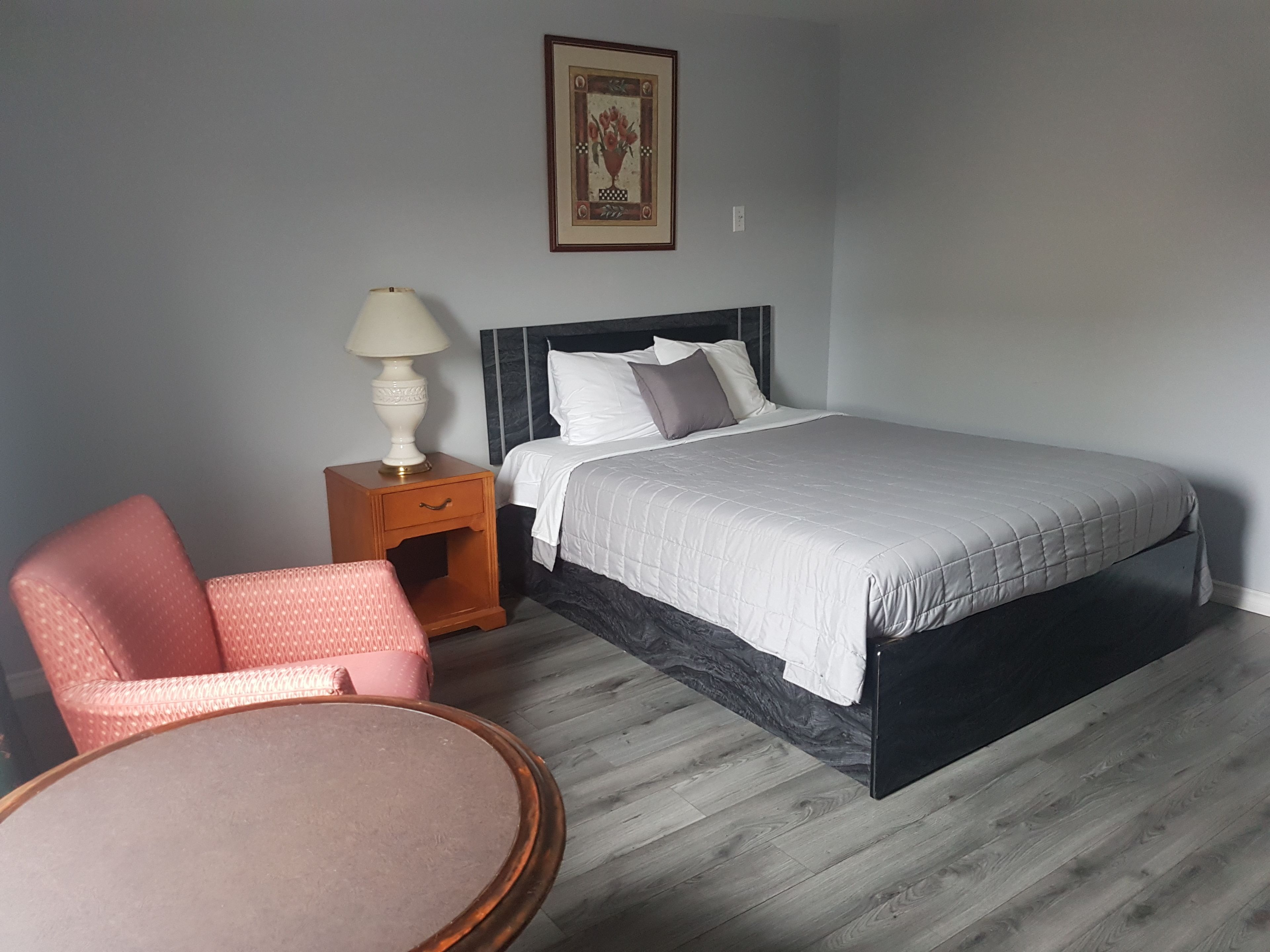 Jacuzzi Suite, (1 king bed)