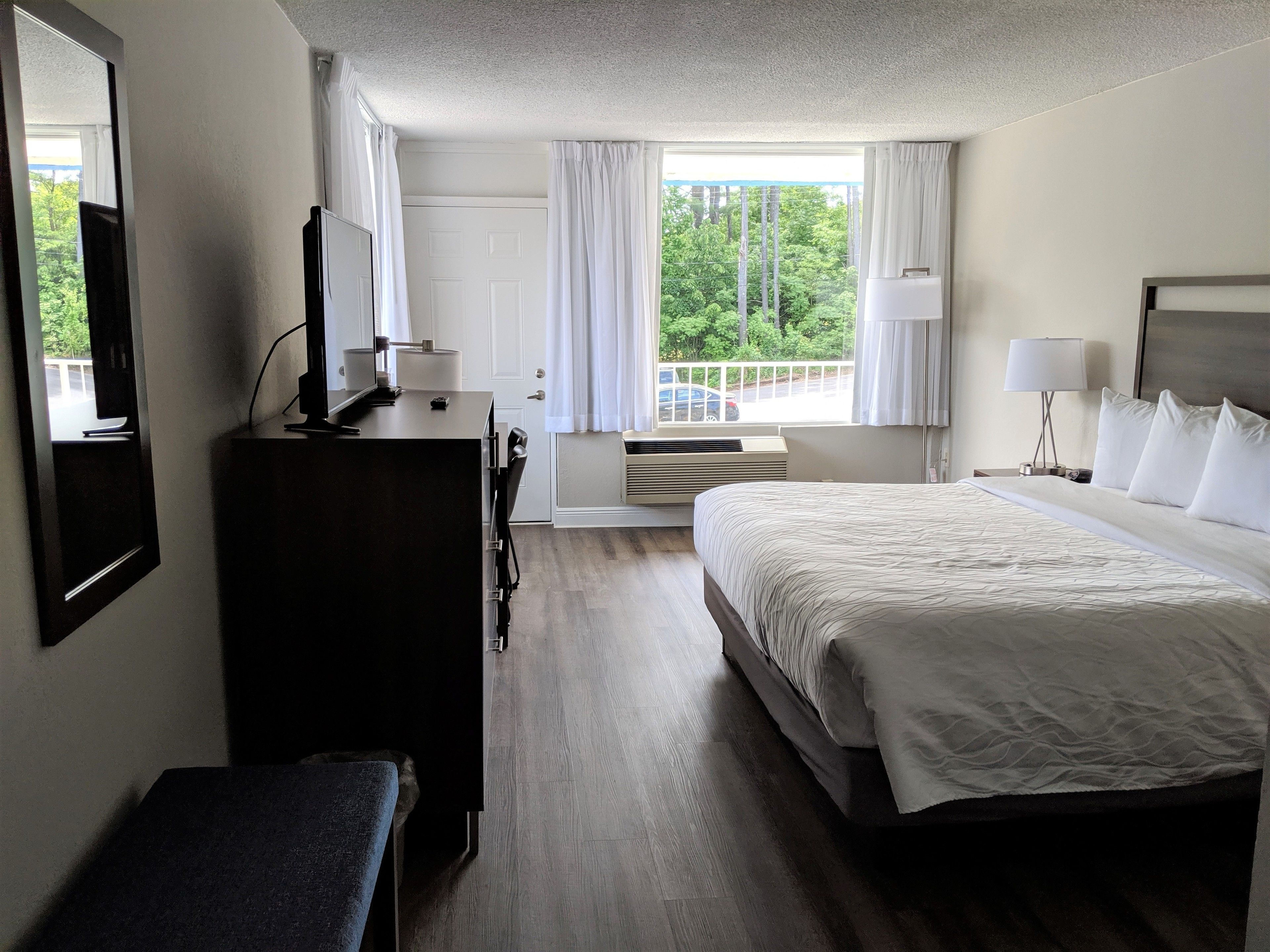 Room, 1 King Bed, Courtyard Area