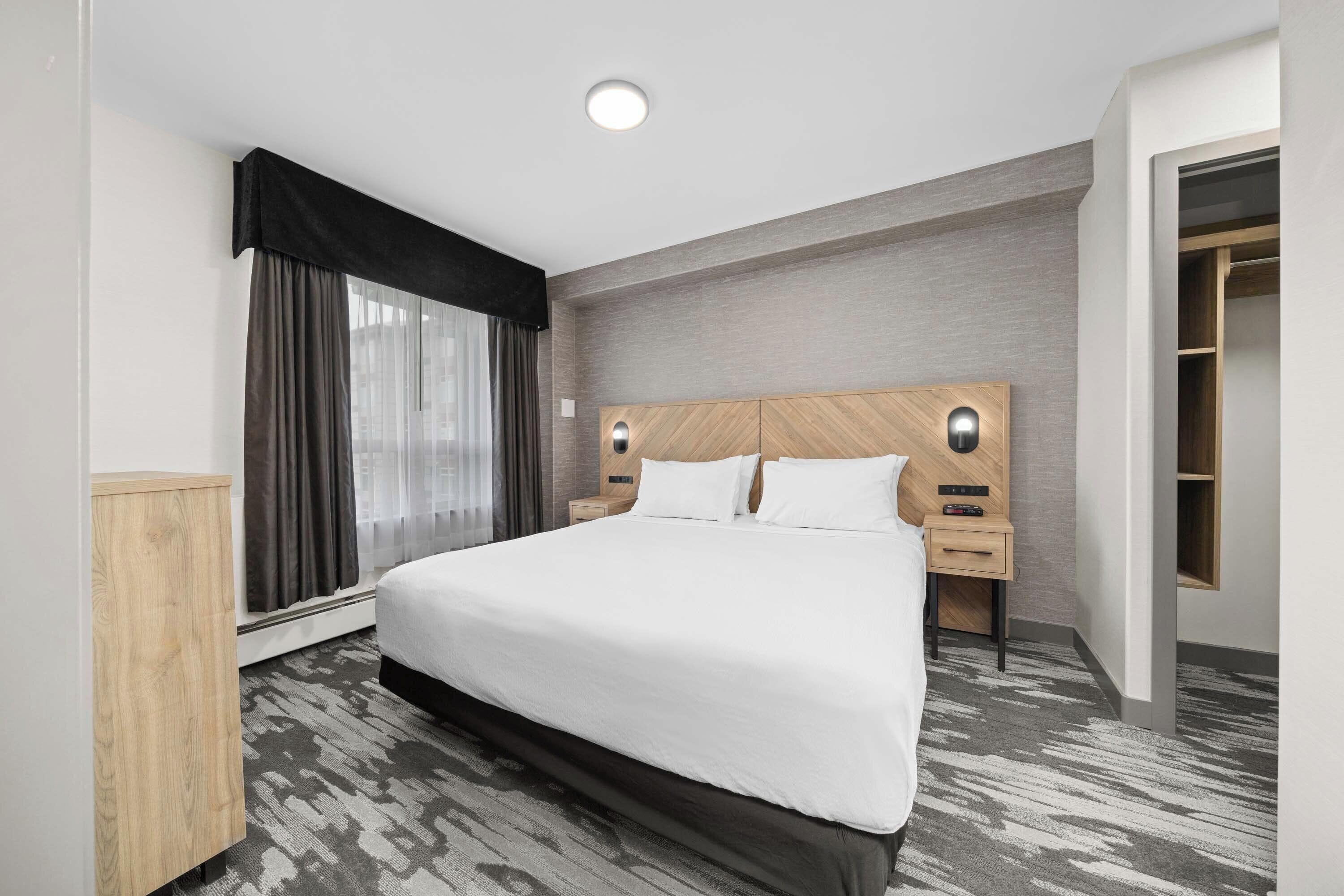 Grand Suite, 1 King Bed with Sofa bed, Kitchenette
