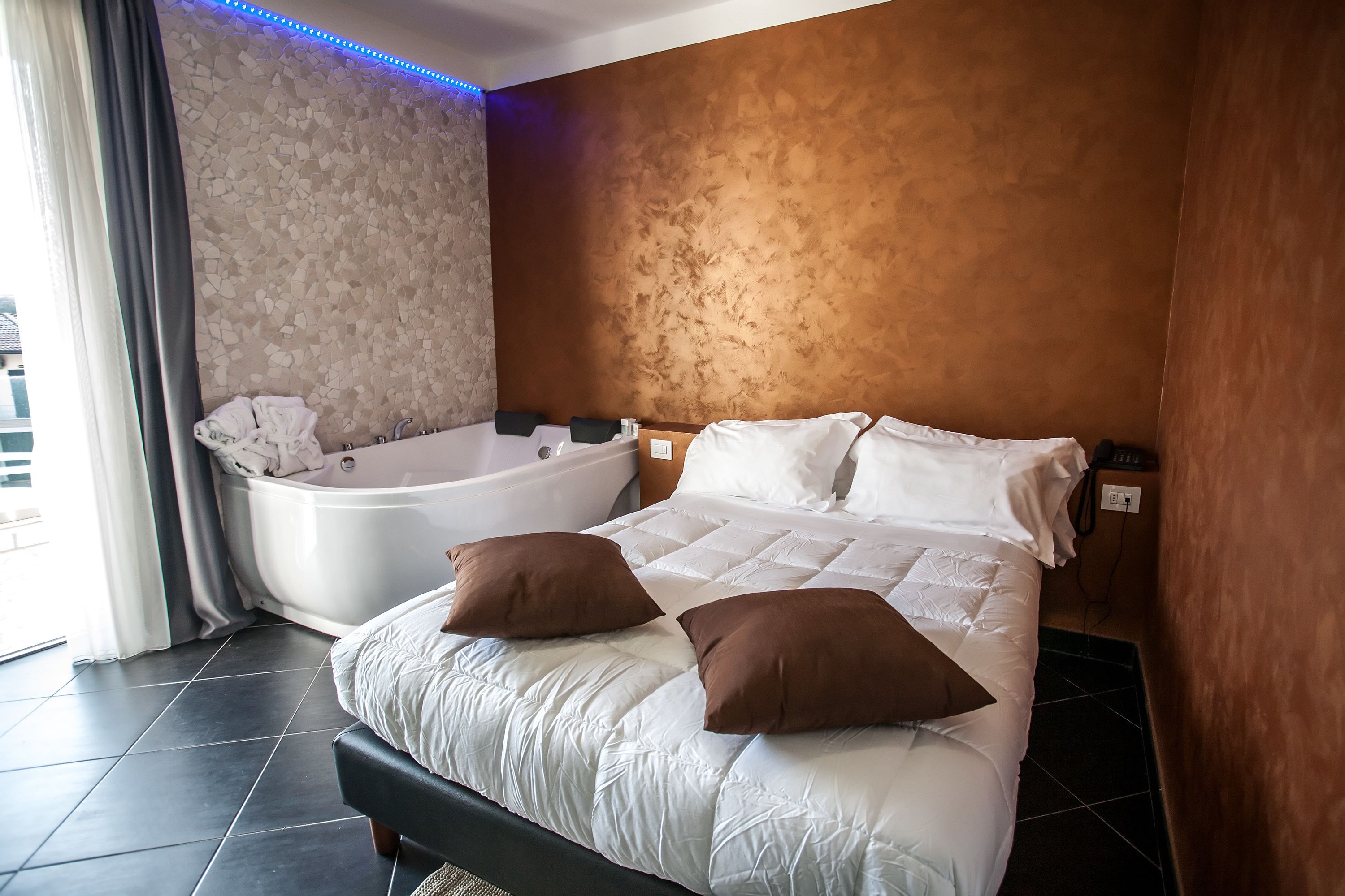 Double Room, Jetted Tub (Emotion)