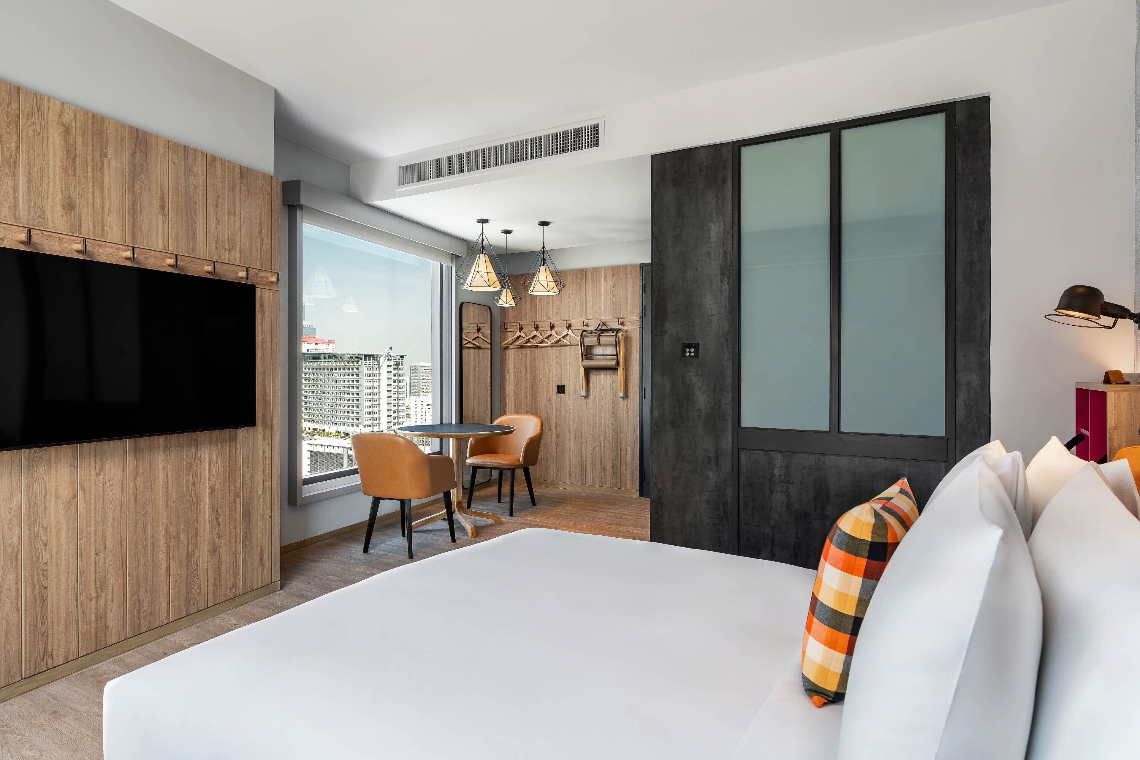 Room, 1 Queen Bed, City View, Corner