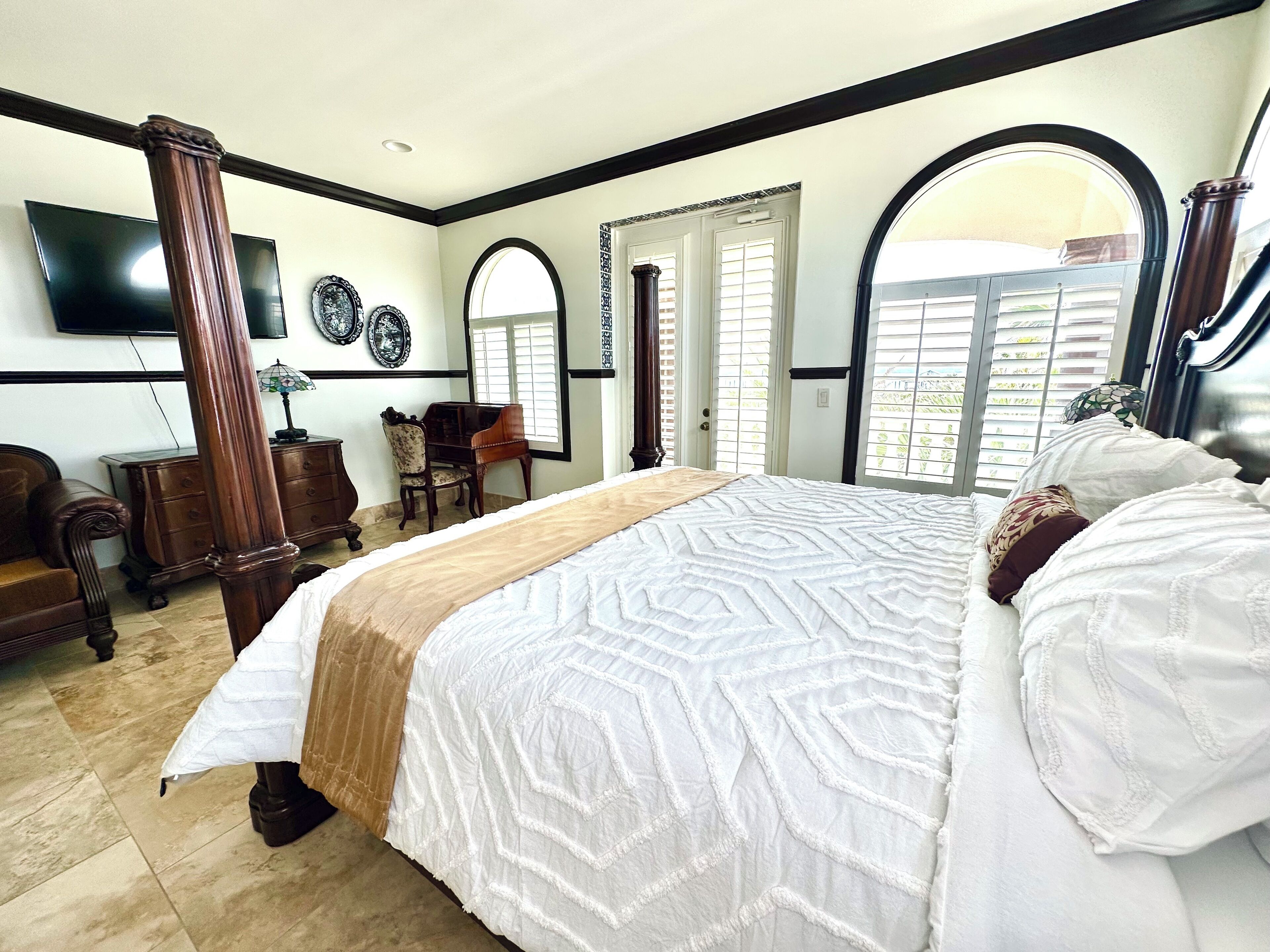 Deluxe Suite, Jetted Tub