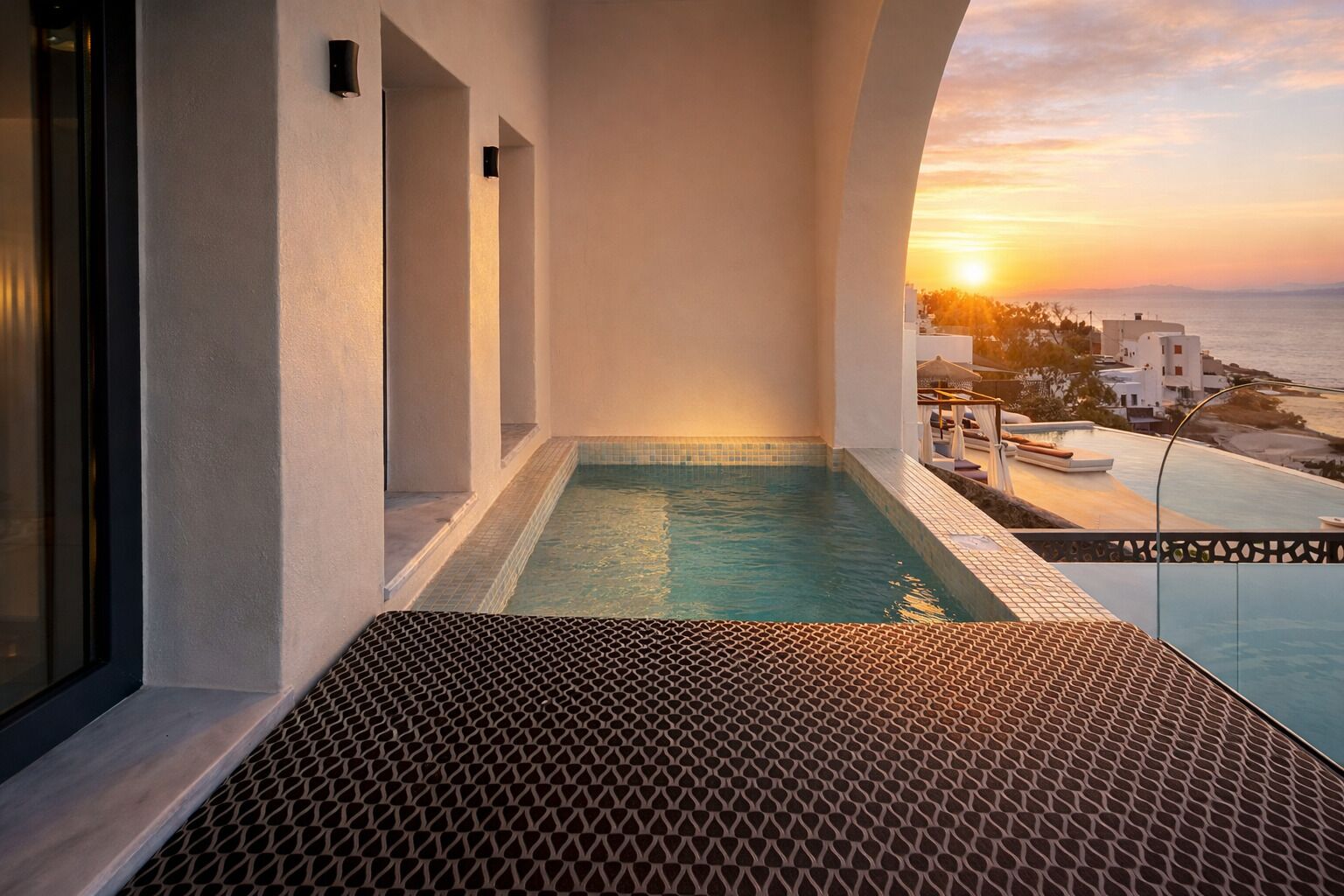 Deluxe Suite - Private Outdoor Hot Tub and Sea View