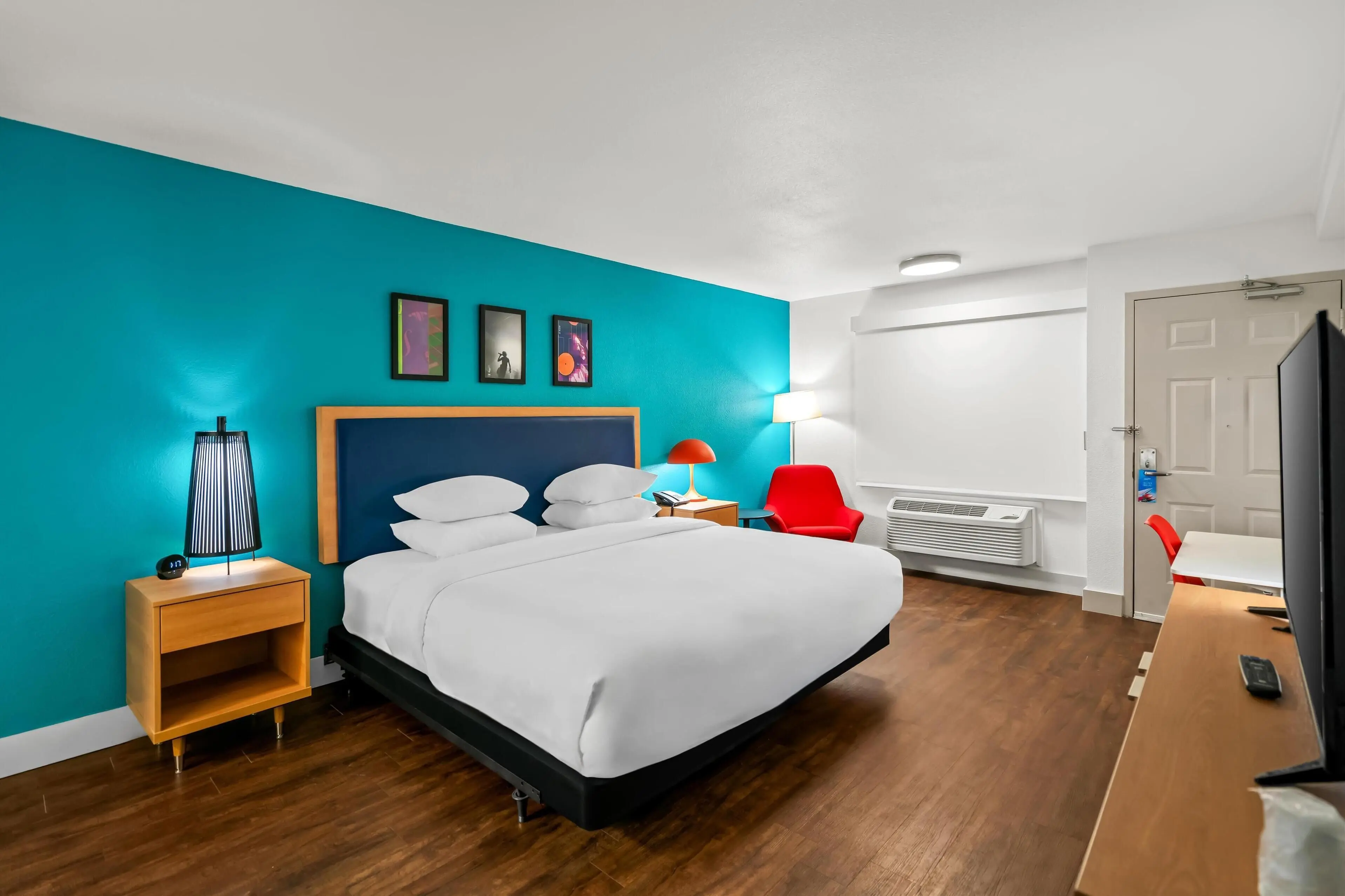Room, 1 King Bed, Roll-in Shower Room, 1 King Bed, Roll-in Shower