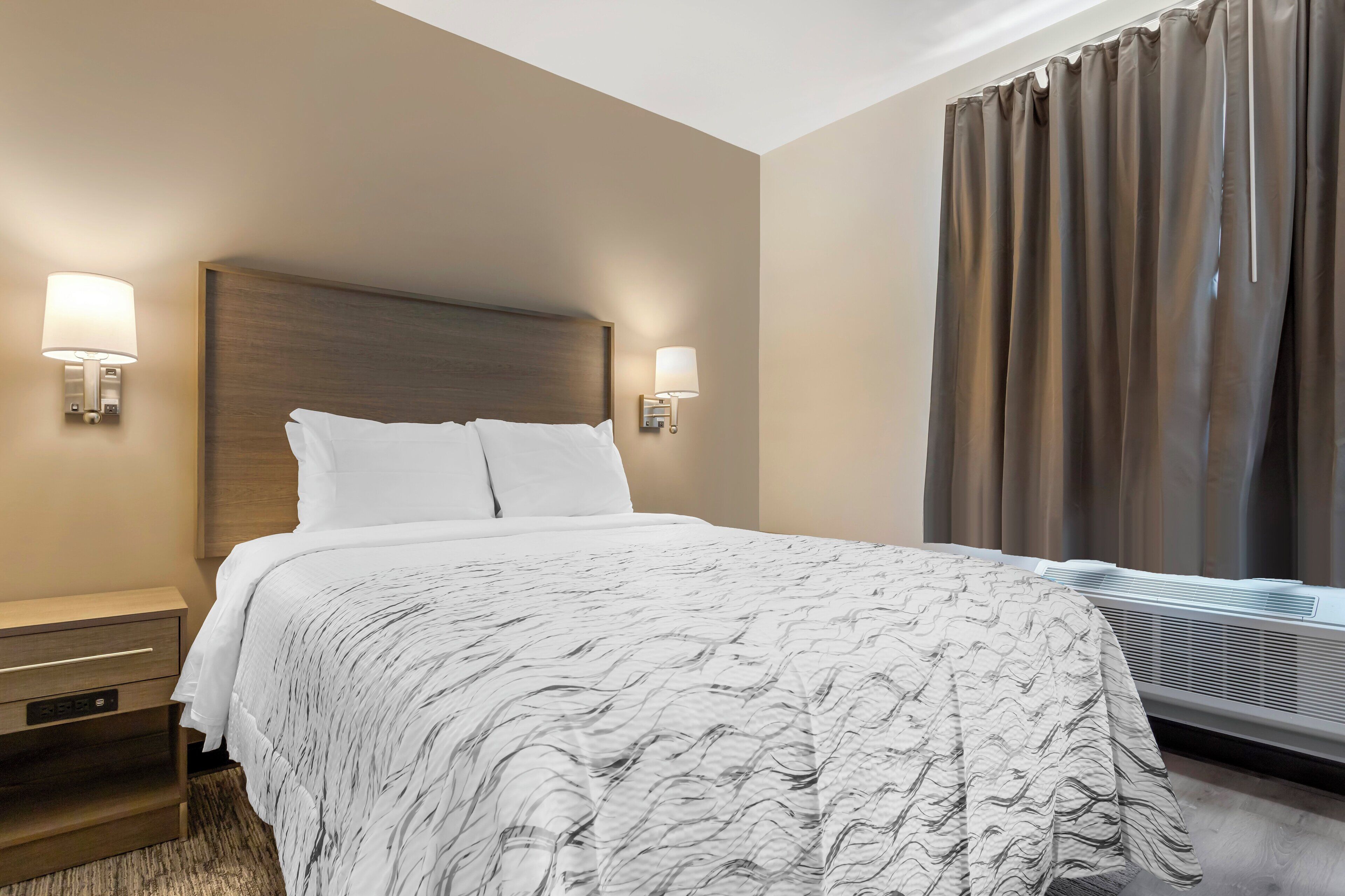 Deluxe Room, 1 Queen Bed (Smoke Free)