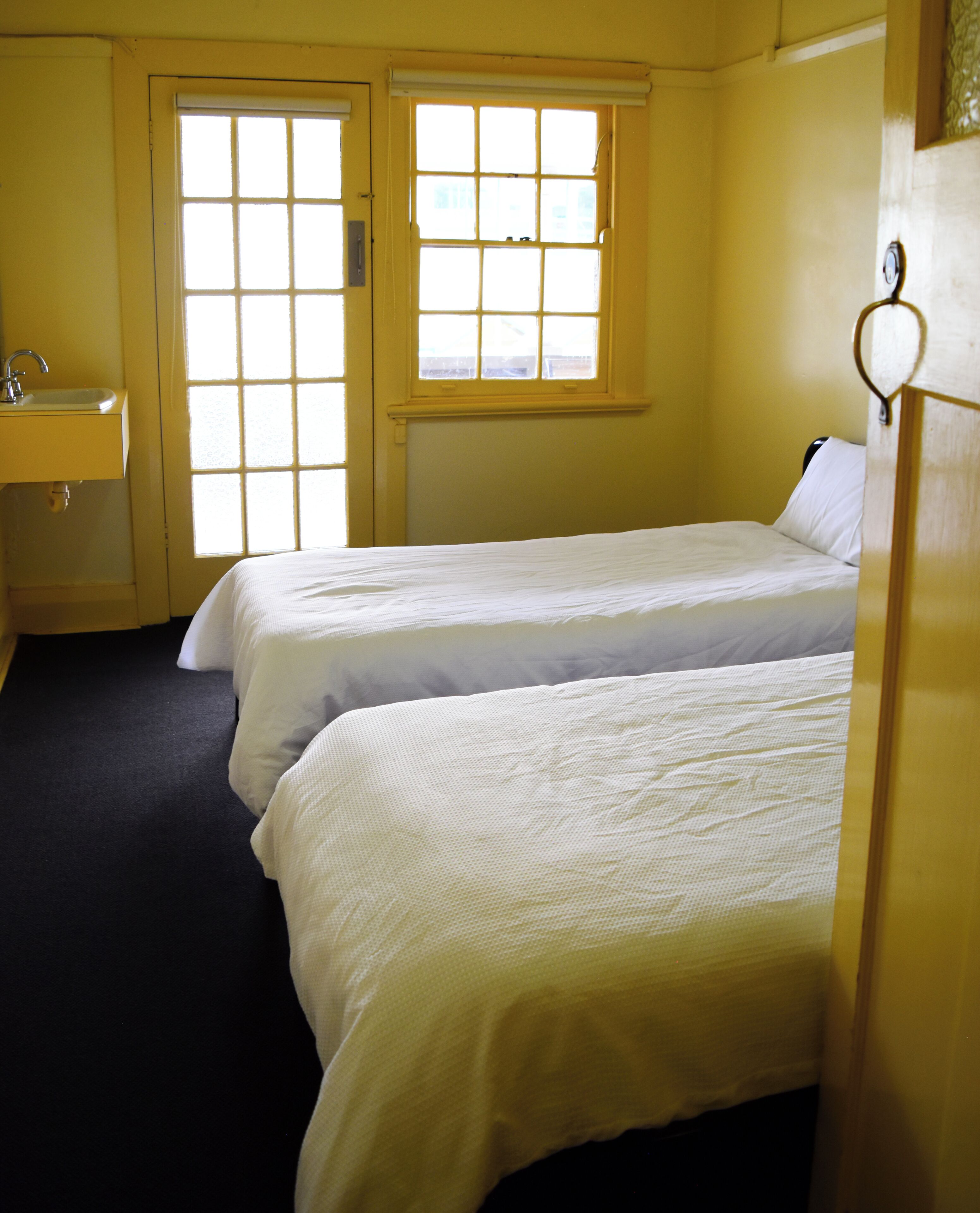 Twin Room, 2 Twin Beds, Shared Bathroom