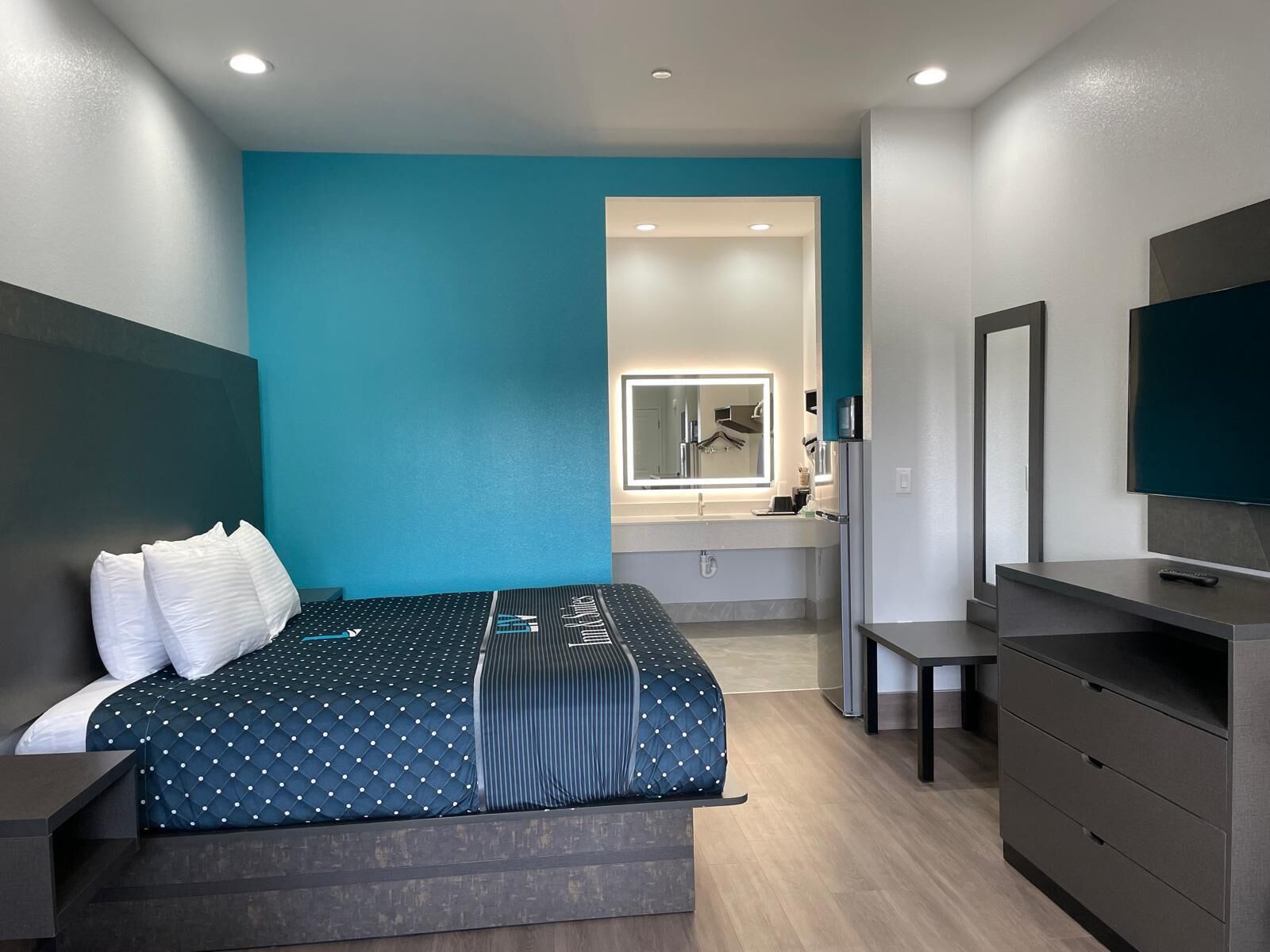 Room, 1 King Bed, Smoking