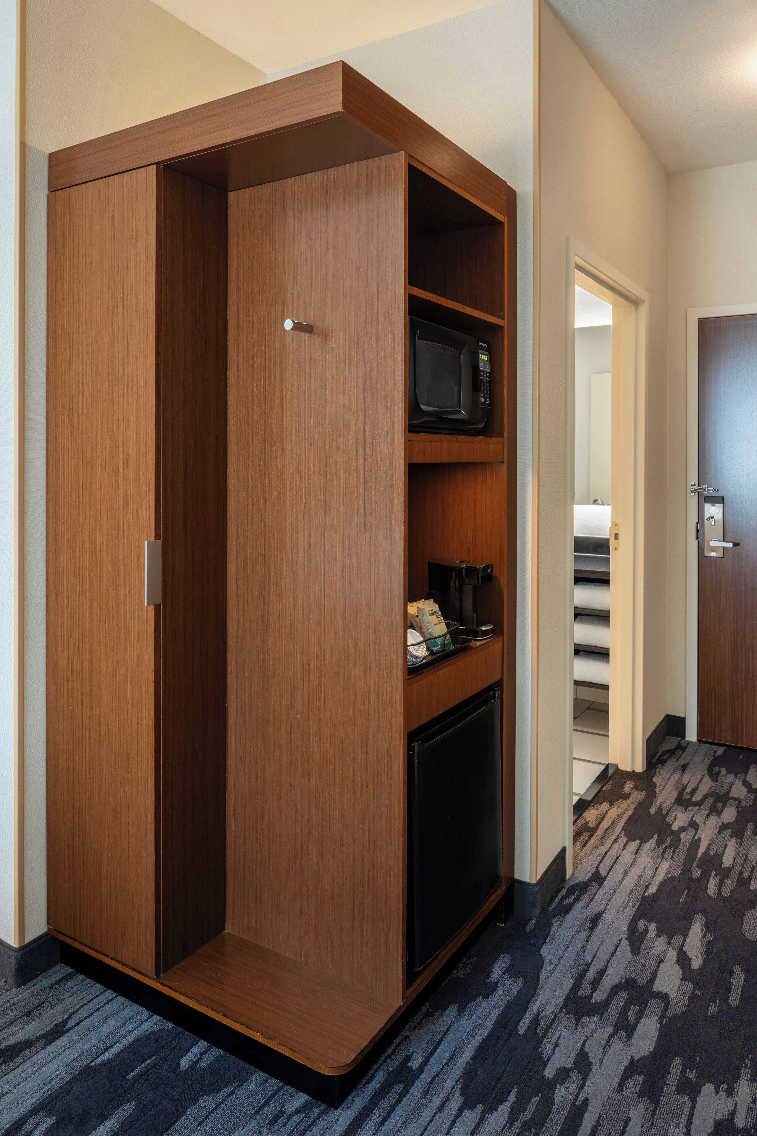 Room, 1 King Bed, Hearing Accessible (Roll-in Shower)
