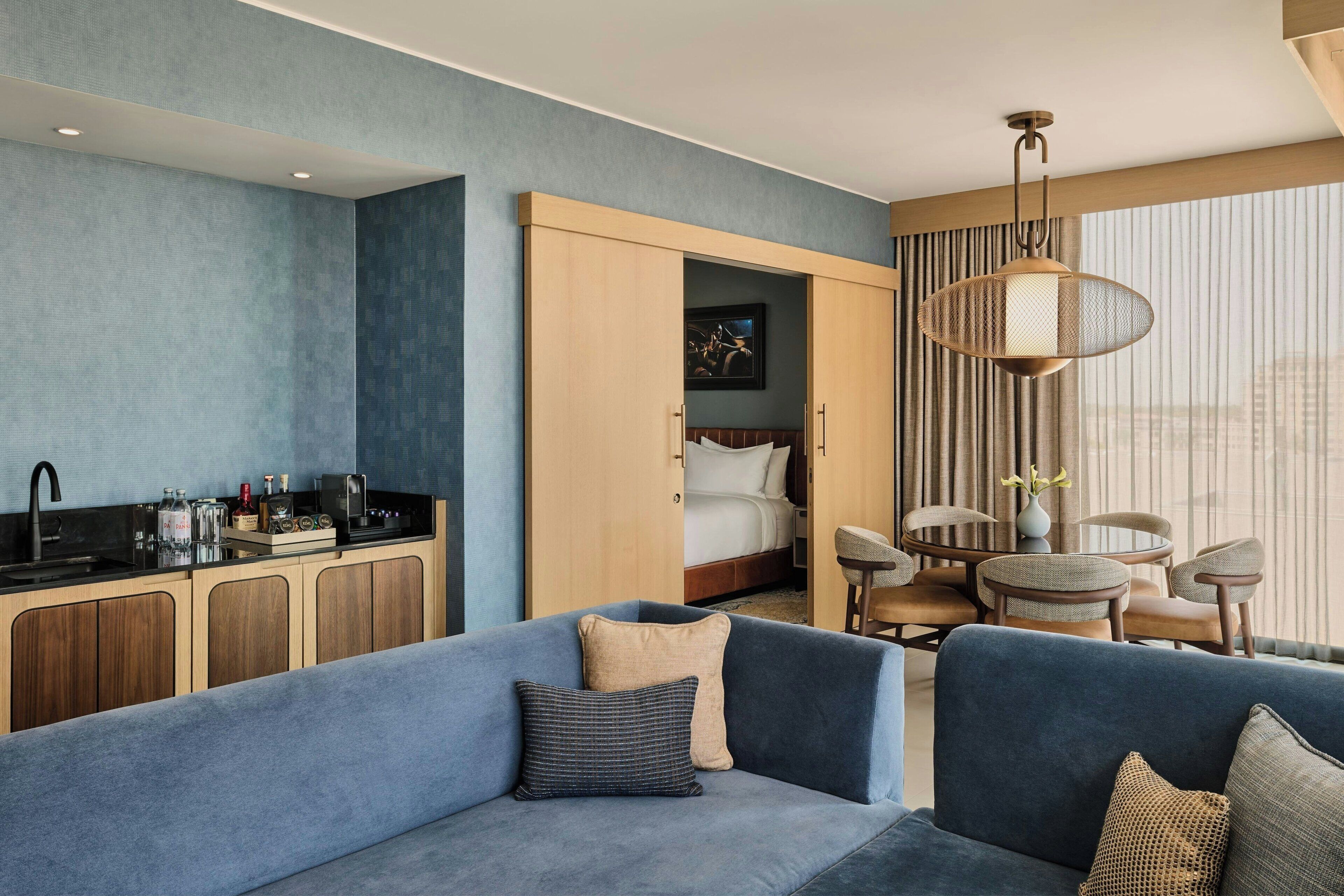 Corner Suite, 1 King Bed, Balcony, City View