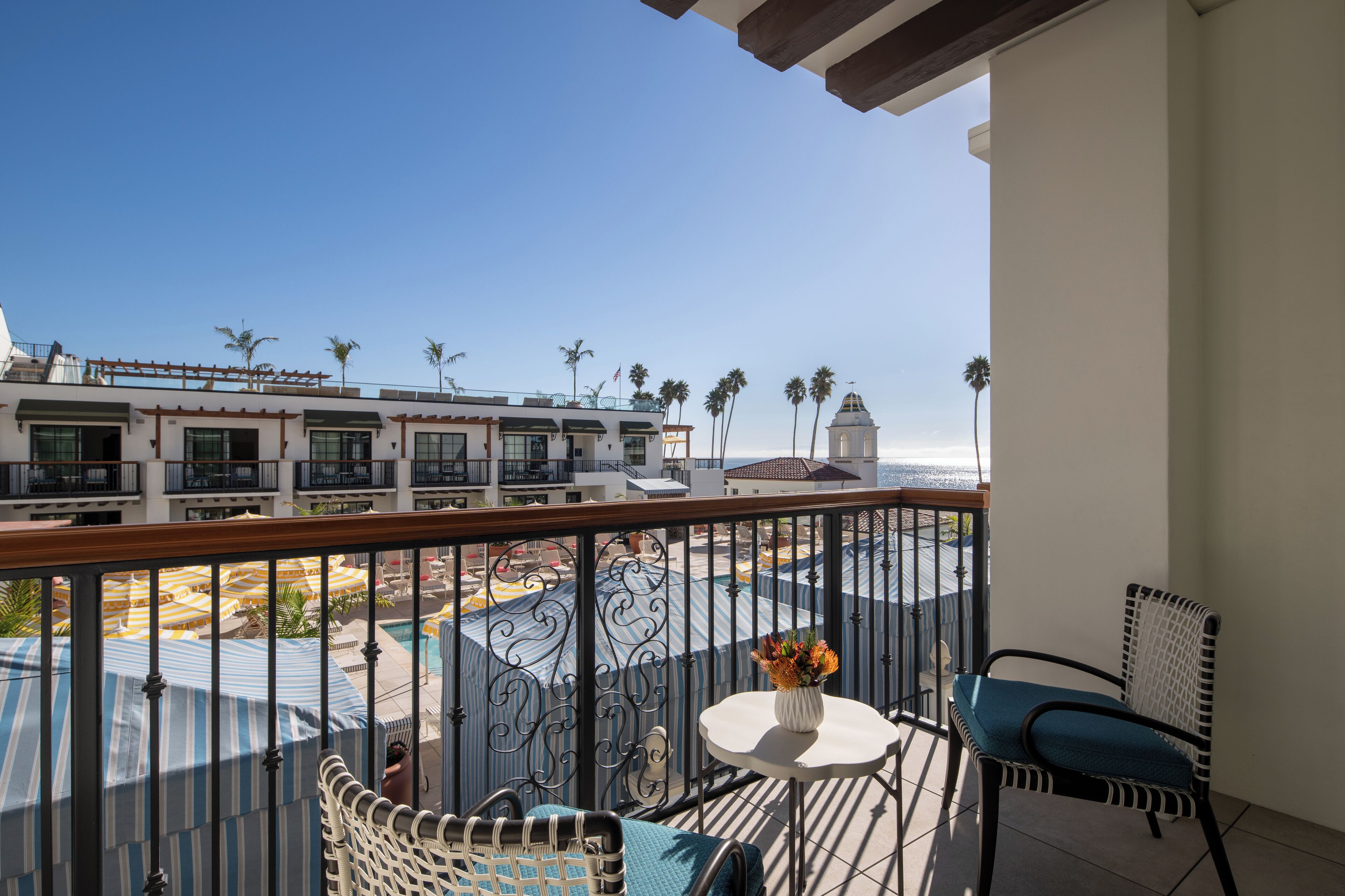 Deluxe Room, 1 King Bed, Balcony, Partial Ocean View