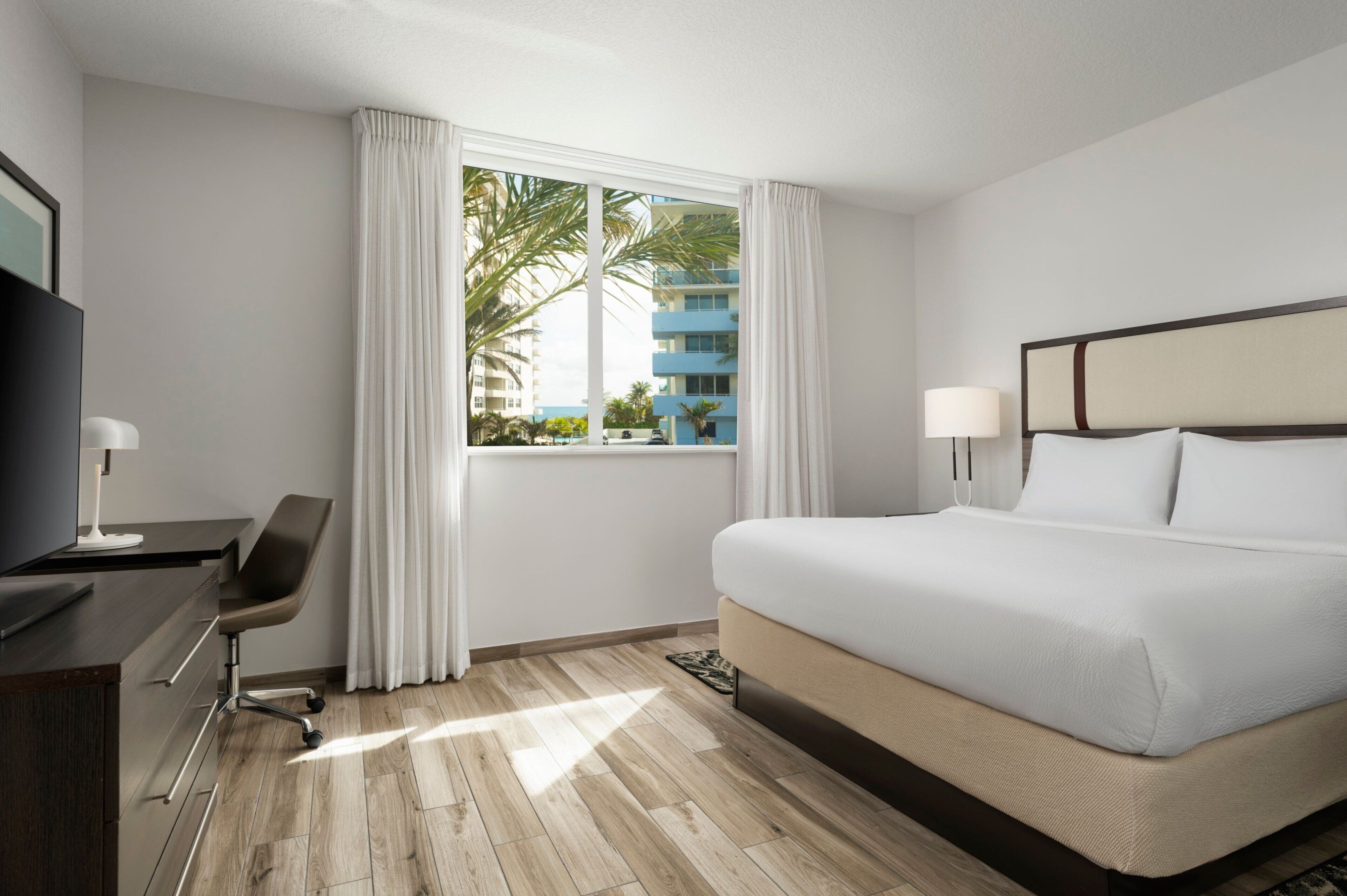 Suite, 1 King Bed, Partial Ocean View