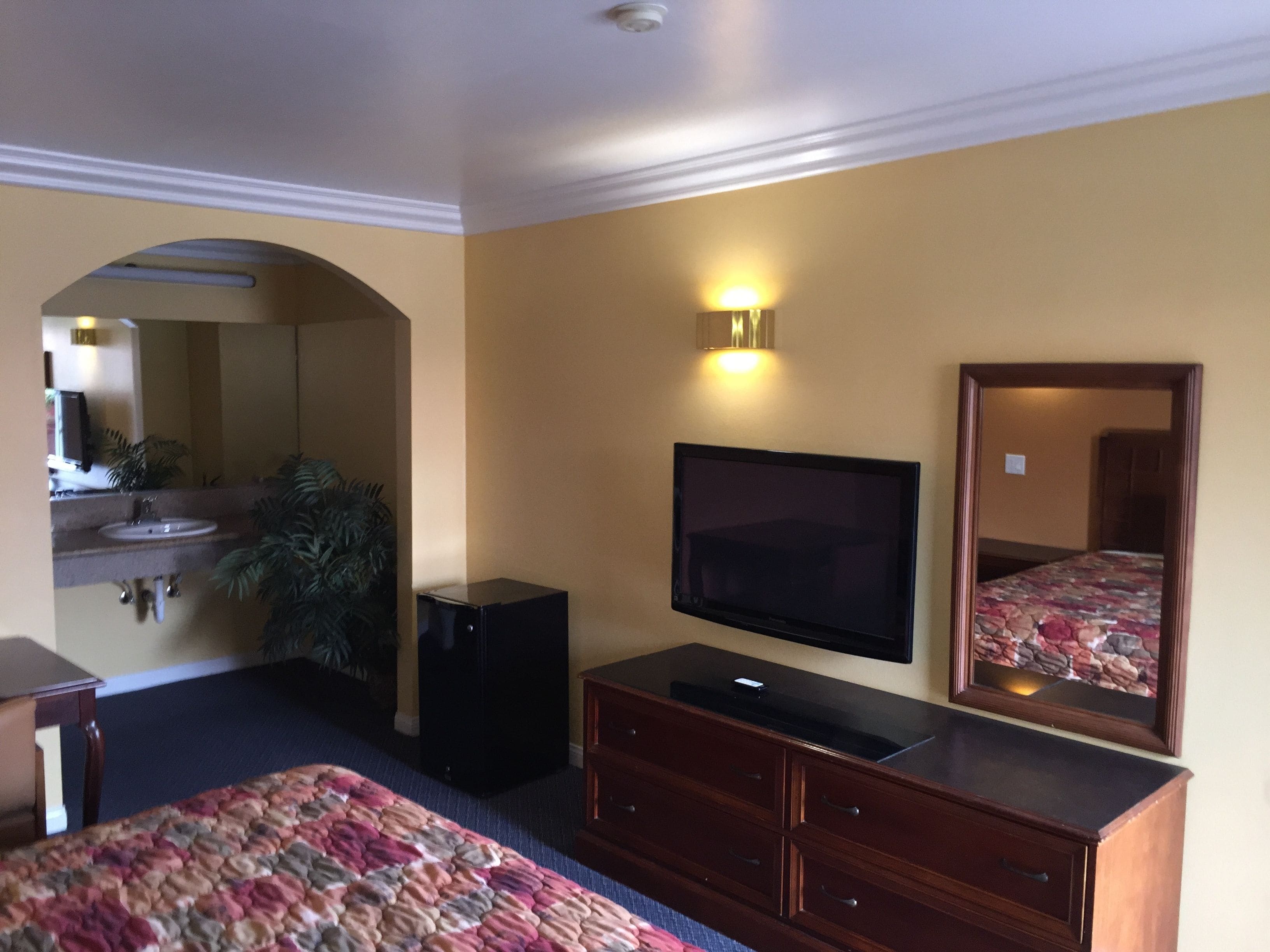Standard Room, 1 King Bed, (Non-Smoking/Smoking)