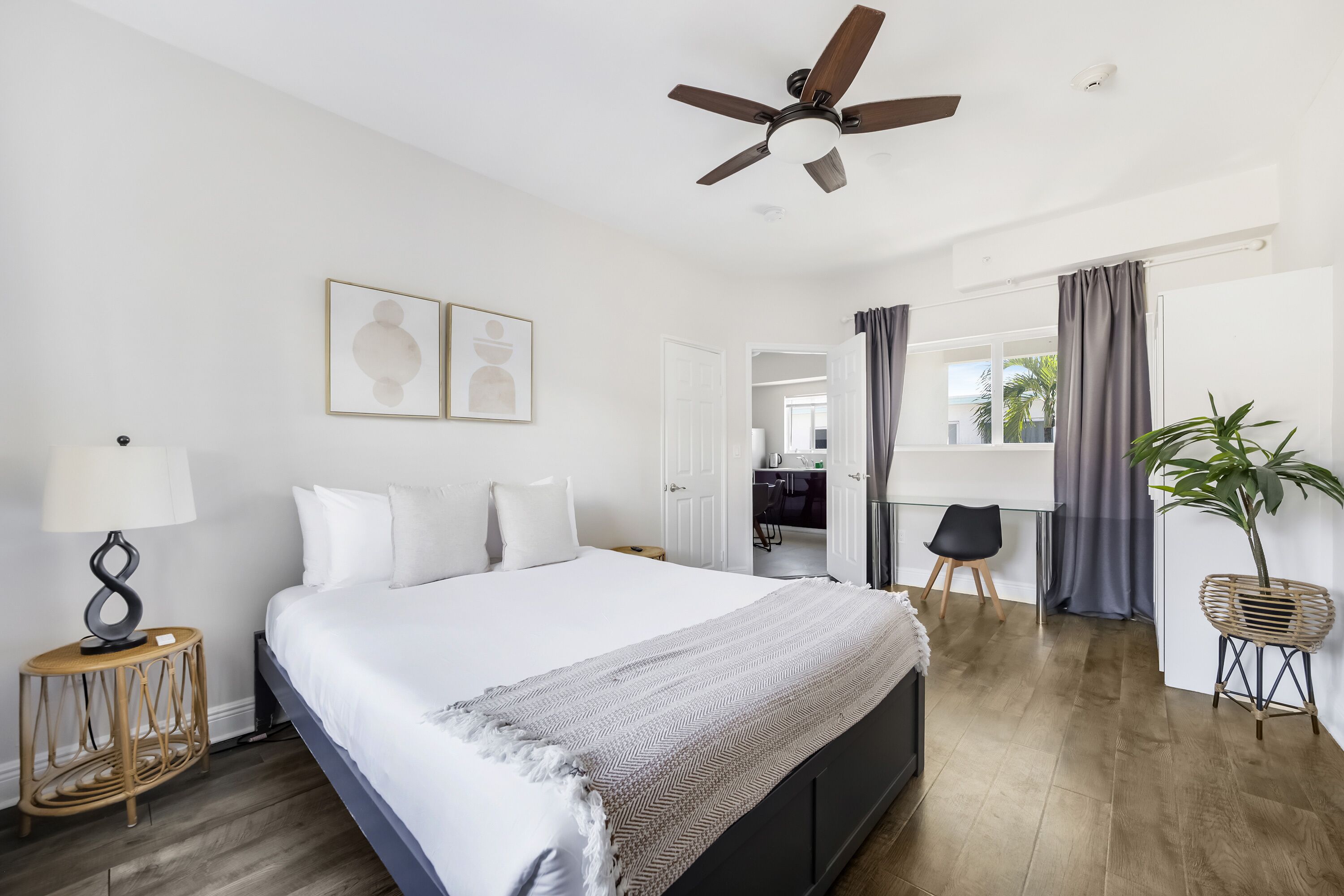 Deluxe Studio, 1 Queen Bed, Kitchenette (Self check-in)