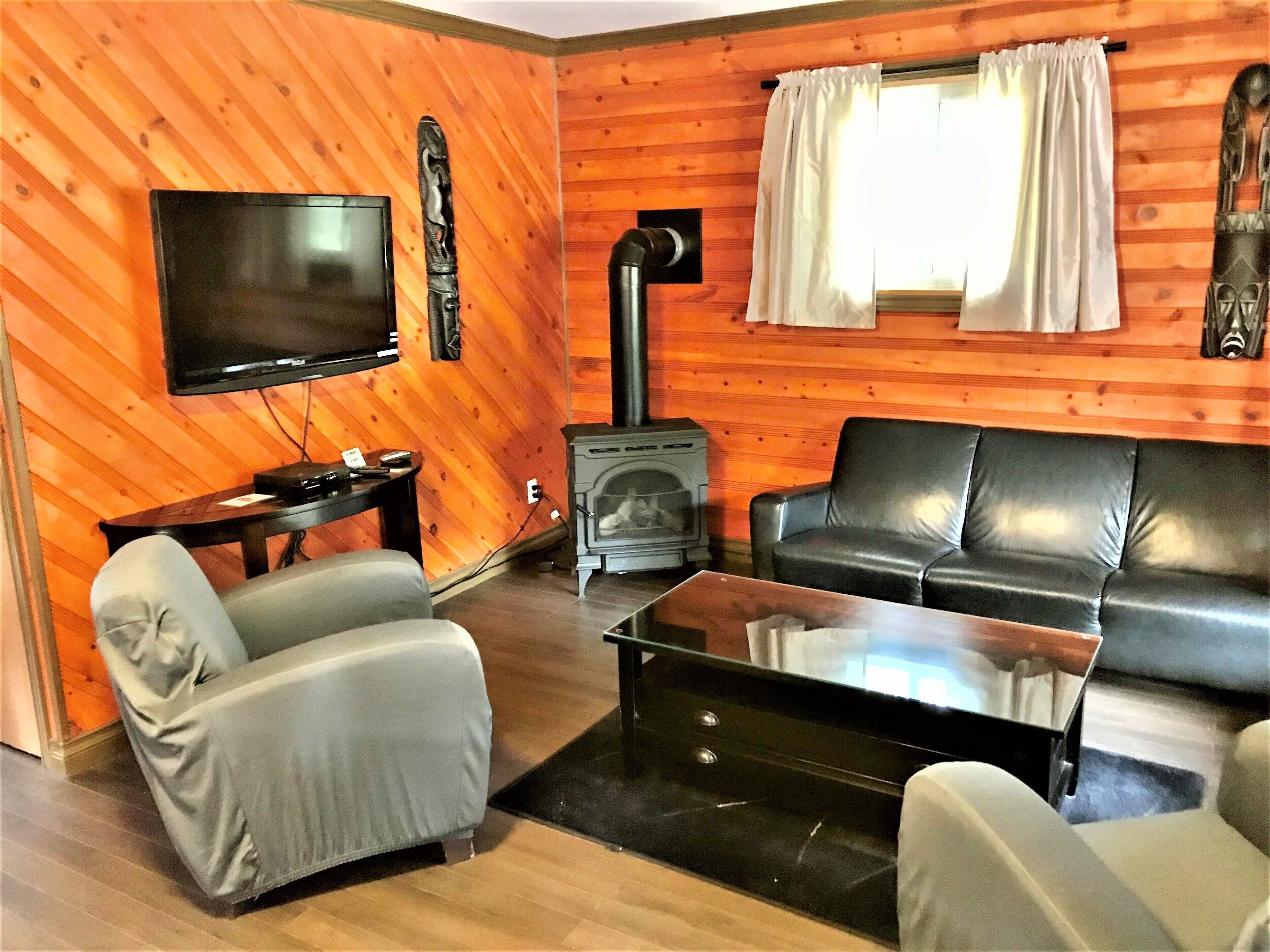 2 Bedroom Cottage w/ fireplace and full kitchen Pet friendly   (easy water access)